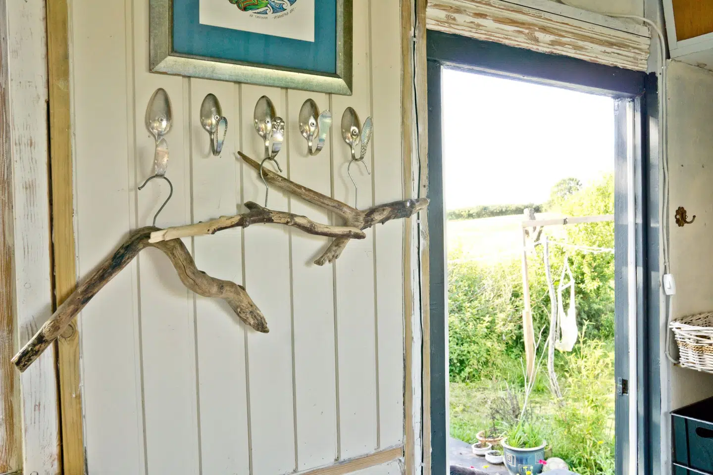 Lærke Skyes hus er bygget på hjul og kan i princippet transporteres på vejen, men det er aldrig rigtig sket, siger hun.