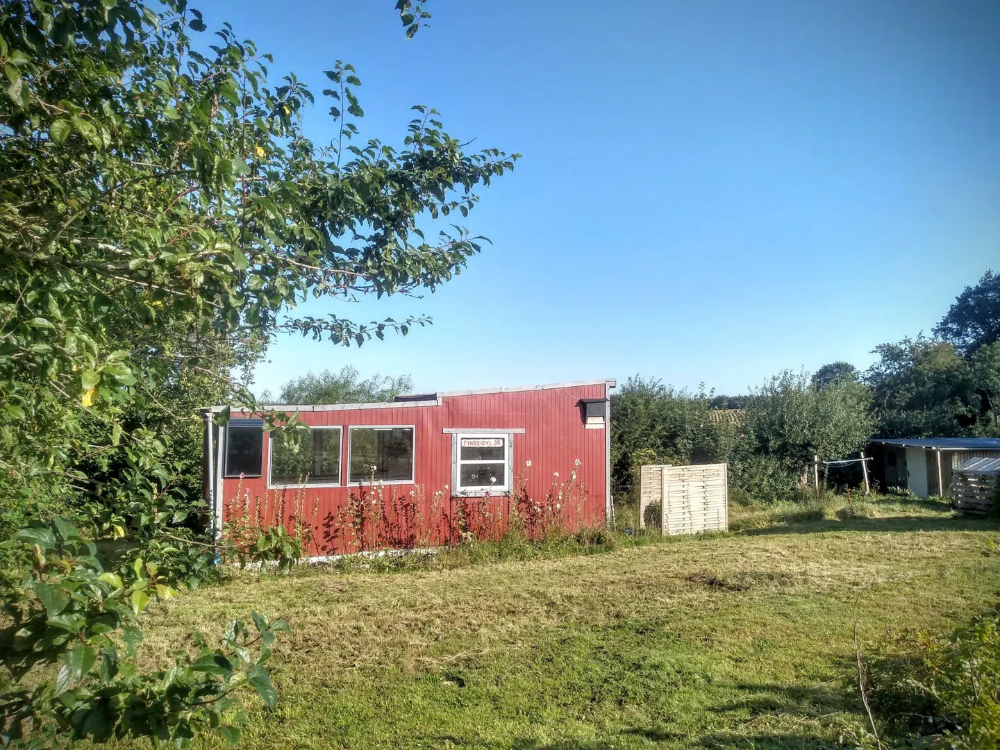 Det nuværende hus ligger, så naboer kan kigge ind i det, men det nye skal ligge længere tilbage på vejen.