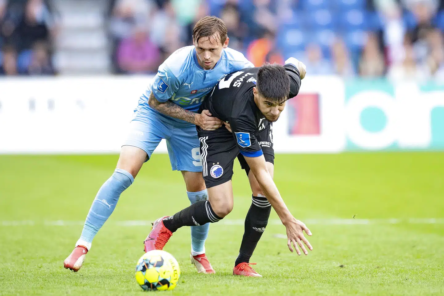 Jakob Ankersen (i blåt) er en af de spillere, som Randers FC har hentet i sommerens transfervindue. Her ses kantspilleren i aktion i søndagens kamp mod FC København og backen Kevin Diks. Bo Amstrup/Ritzau Scanpix