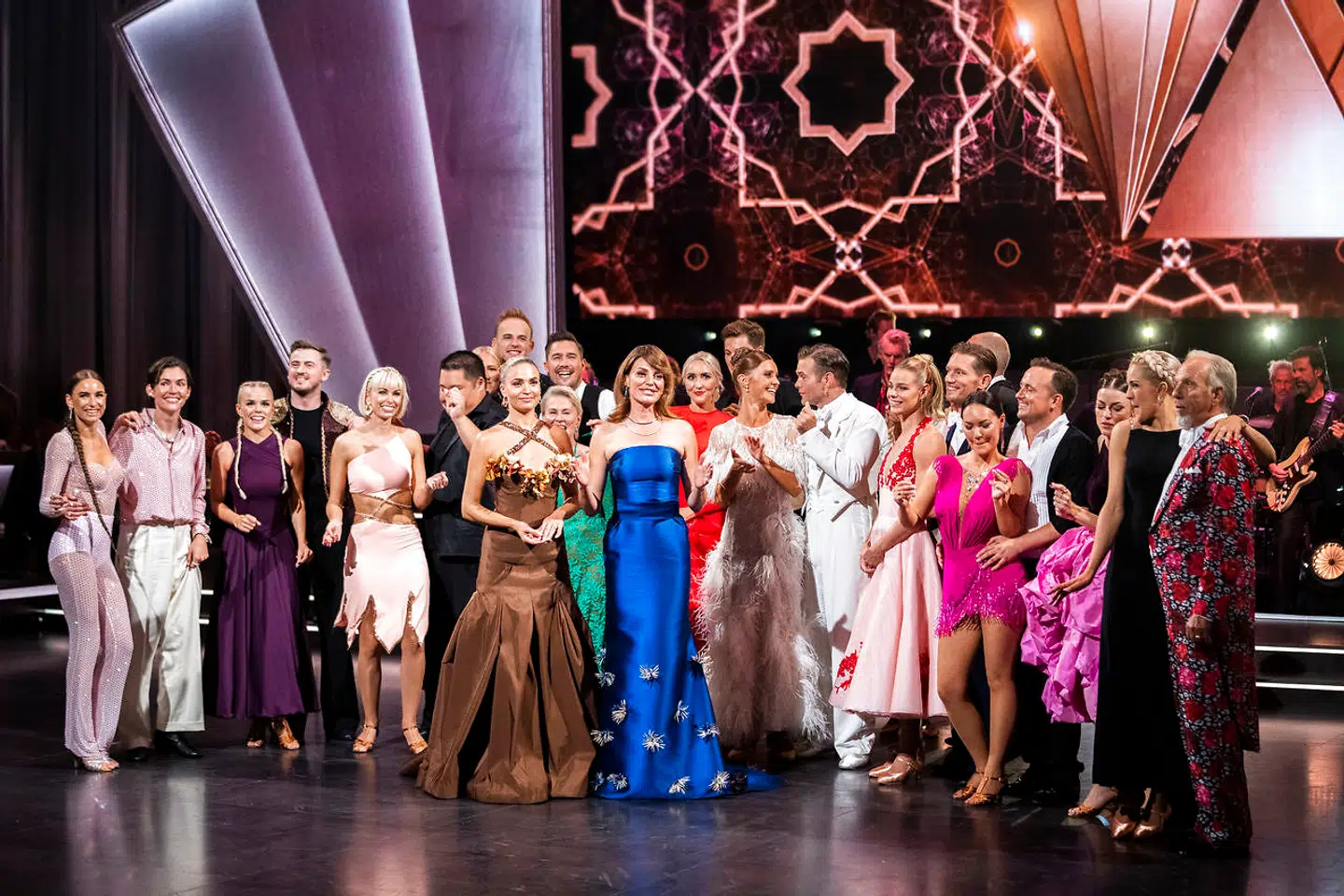 Alle årets dansere sammen med værterne Sarah Grünewald og Christiane Schaumburg-Müller.