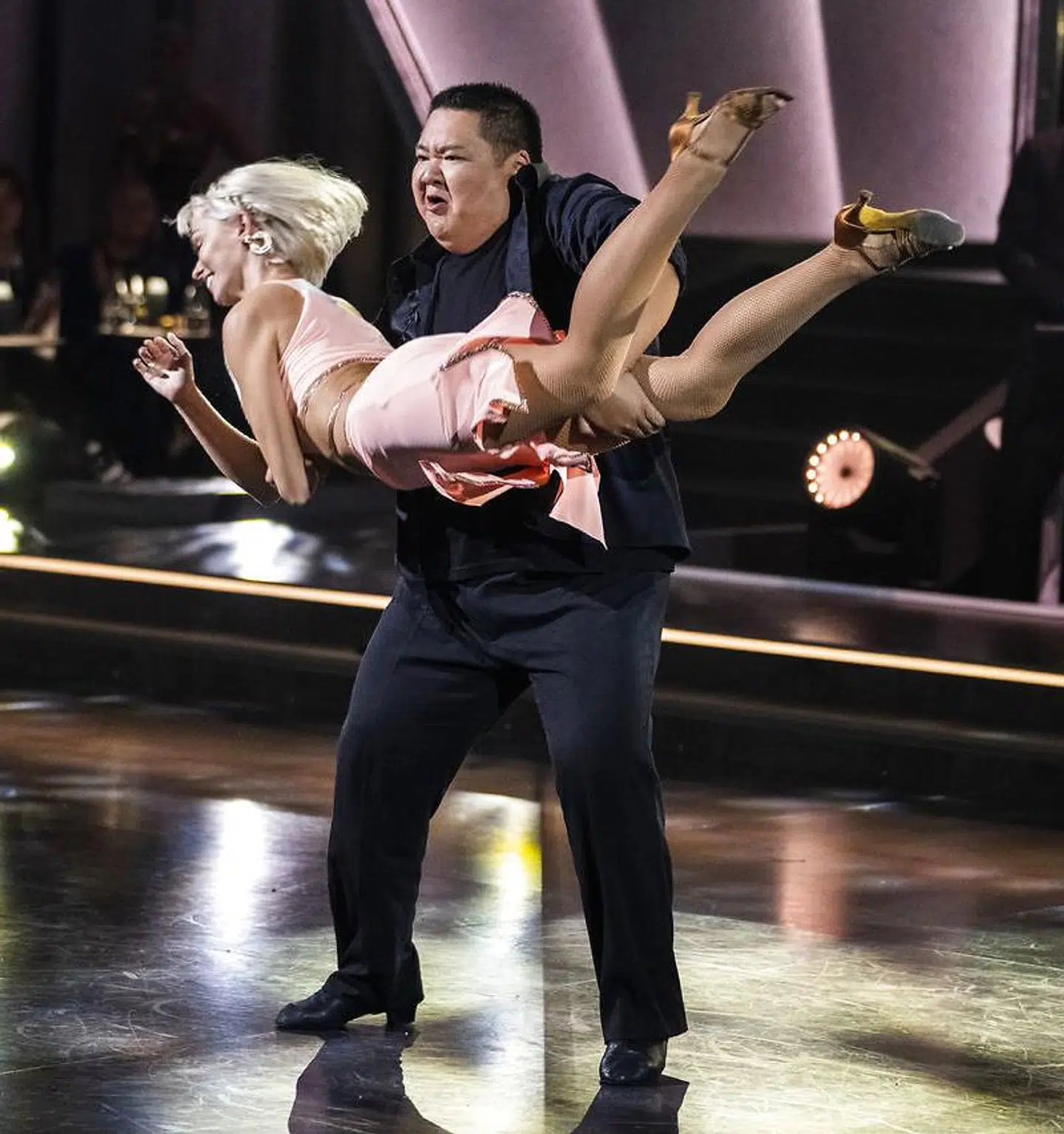 Micki Cheng og Jenna Bagge med det dansetrin, de ynder at kalde 'rullekebabben'.
