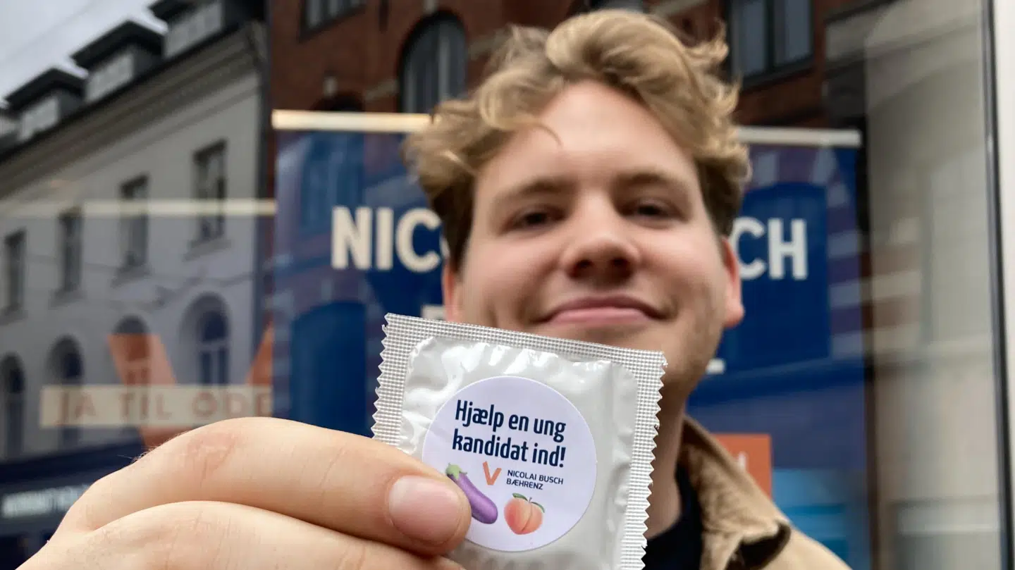 Nicolai har fået lavet 1.000 kondomer, som han vil dele ud til unge i nattelivet i Odense. Foto: Jeppe Kanstrup