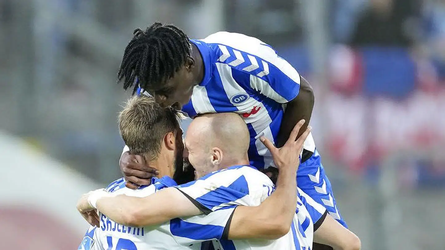 Emmanuel Sabbi og holdkammeraterne jubler over OB's første scoring mod Sønderjyske.