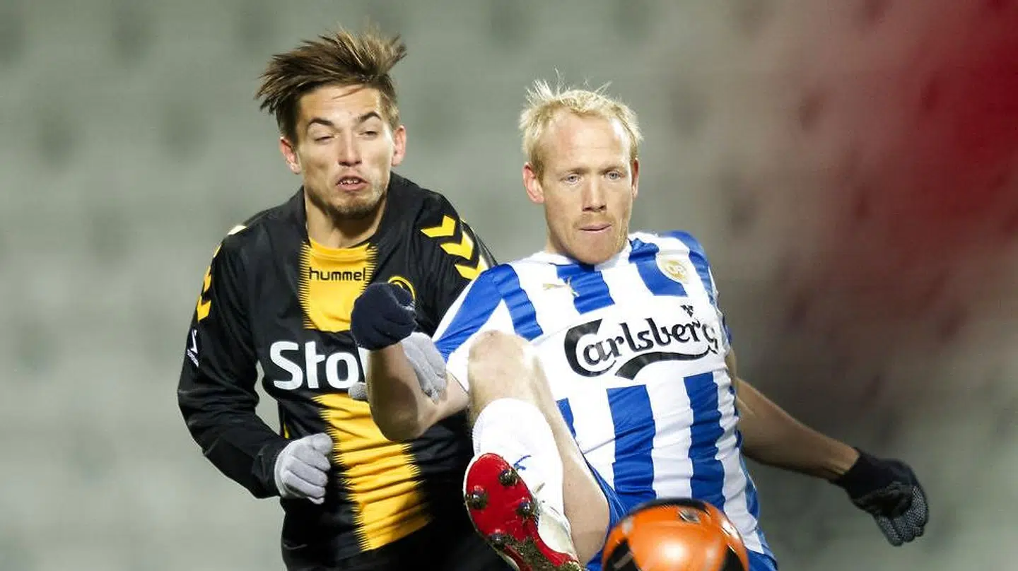 Hans Henrik Andreasen i duel med den nuværende OB-spiller Alexander Juel Andersen, der her spillede for AC Horsens.