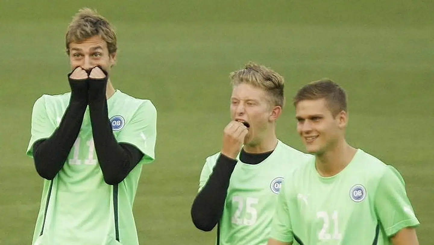 Christian Sørensen (i midten flankeret af Morten Skoubo og Rúrik Gíslason) varmer op til Villarreal-braget.