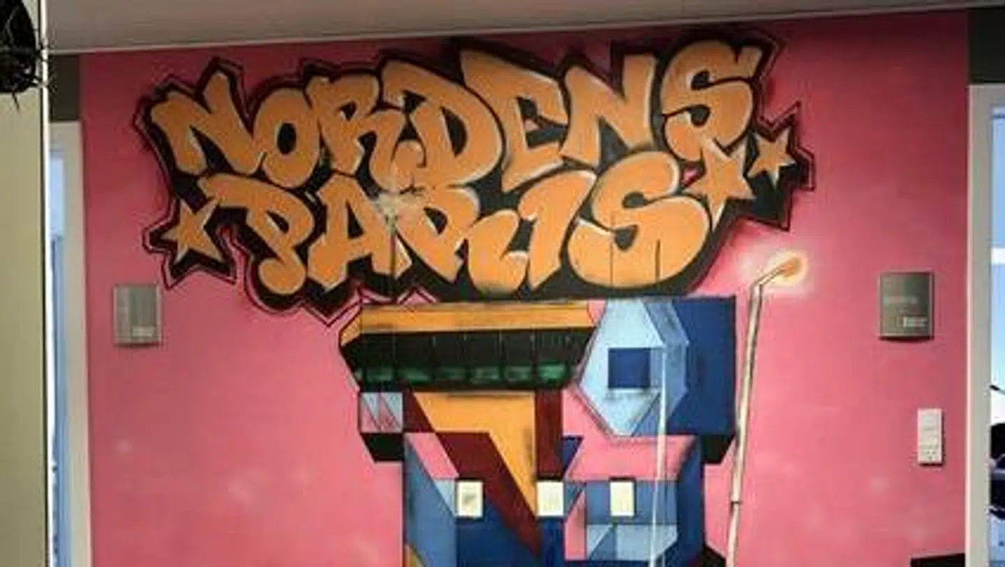 Invest In Aalborg har tidligere brugt brandet 'Nordens Paris' til at markedsføre Aalborg i udlandet, forklarer erhvervsdirektør Poul Knudsgaard. Her ses et graffitimaleri på kommunens gange. Det er dog slut med fodboldsponsorater, fortæller den kommunale leder.