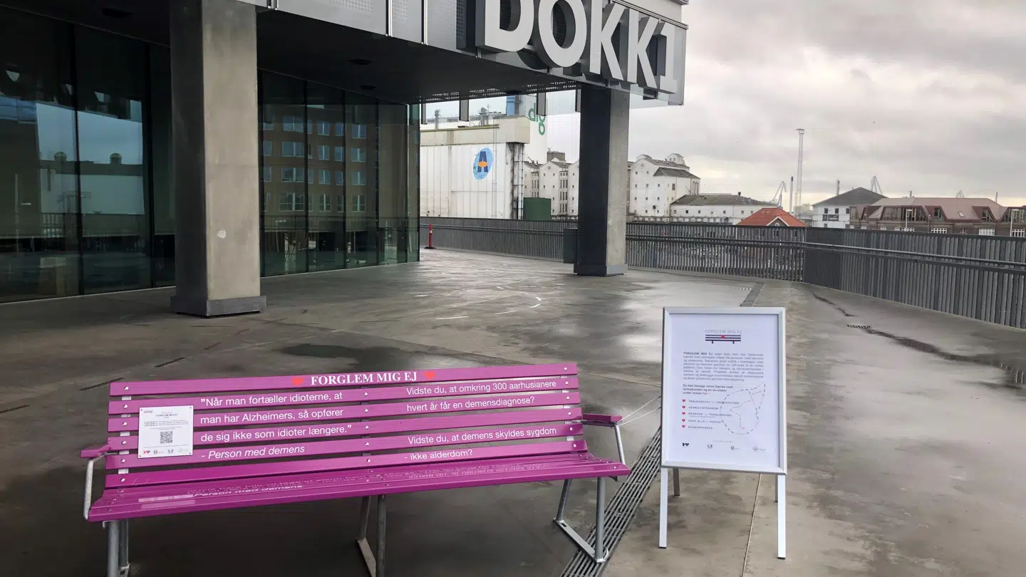 Fem demensbænke har fået tildelt pris. Bænkene er et projekt der skal give Aarhus mere viden om demens og være med til at bryde tabuet om sygdommen.