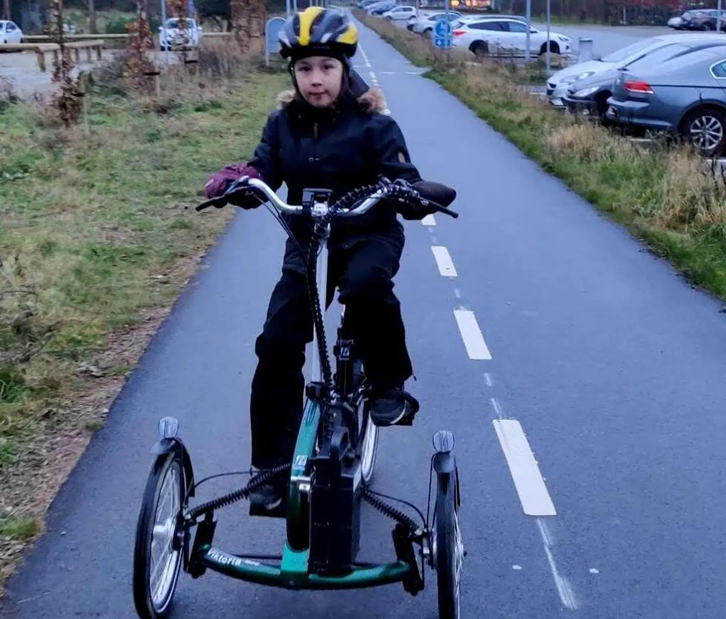 Ivalos mor Ditte Marie Mohr fortæller, at cyklen indgik som en tredjedel af den træning, Ivalo skal lave som følge af lammelsen i sin krop.