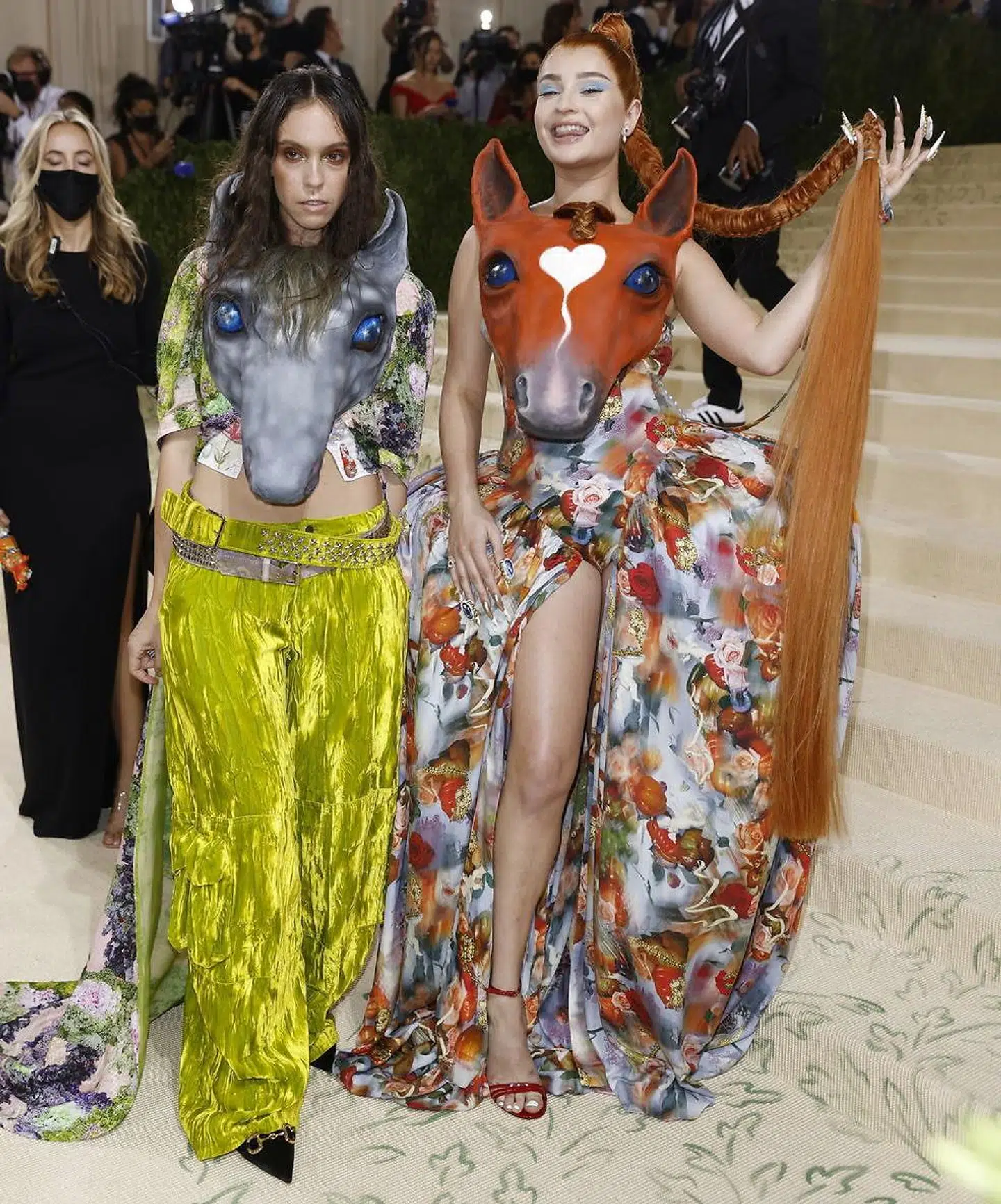 Kim Petras (TH) og Hillary Taymour (TV).