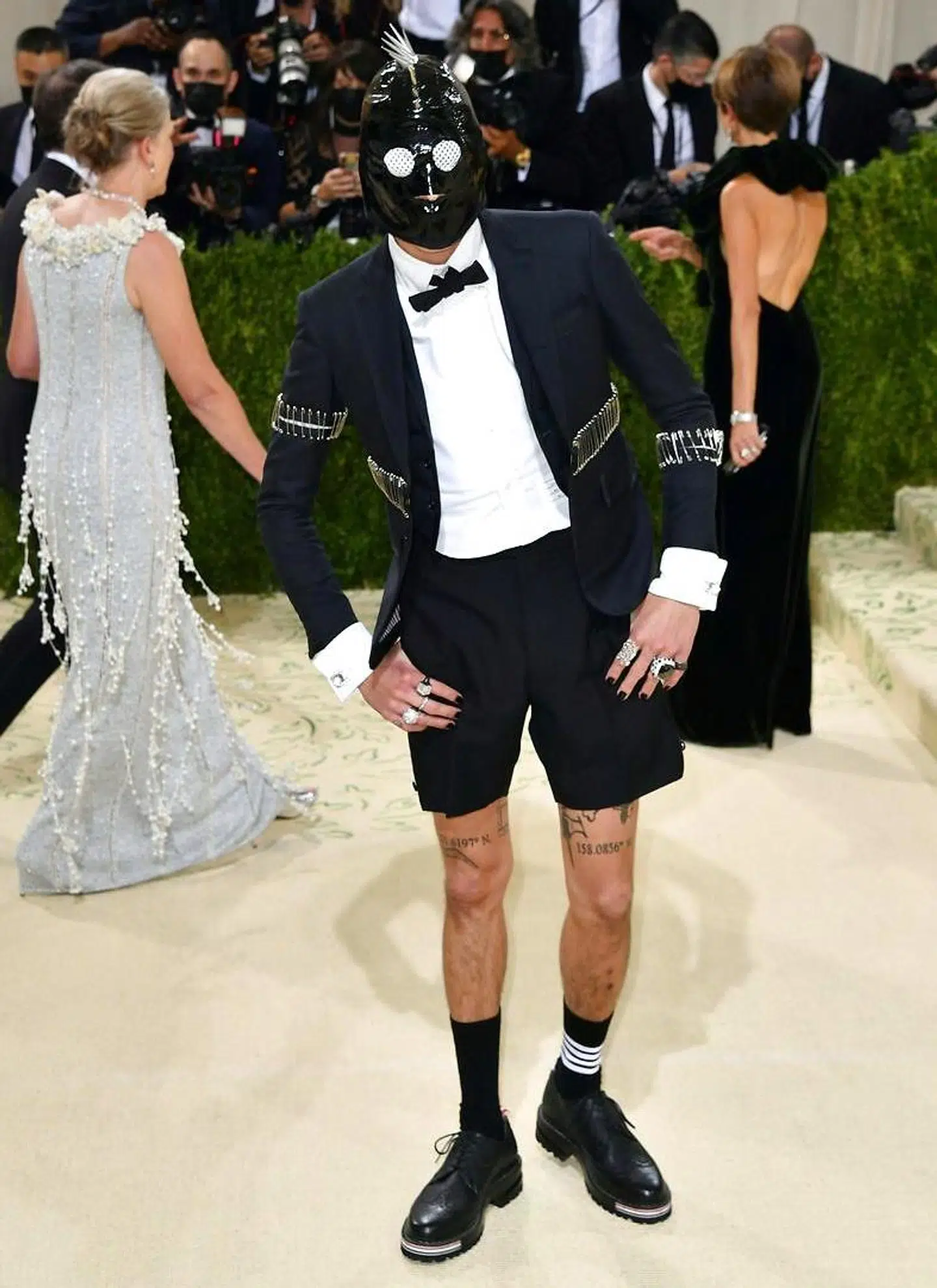 Evan Mock ses her på den røde løber. Under masken havde han farvet sit hår pink.