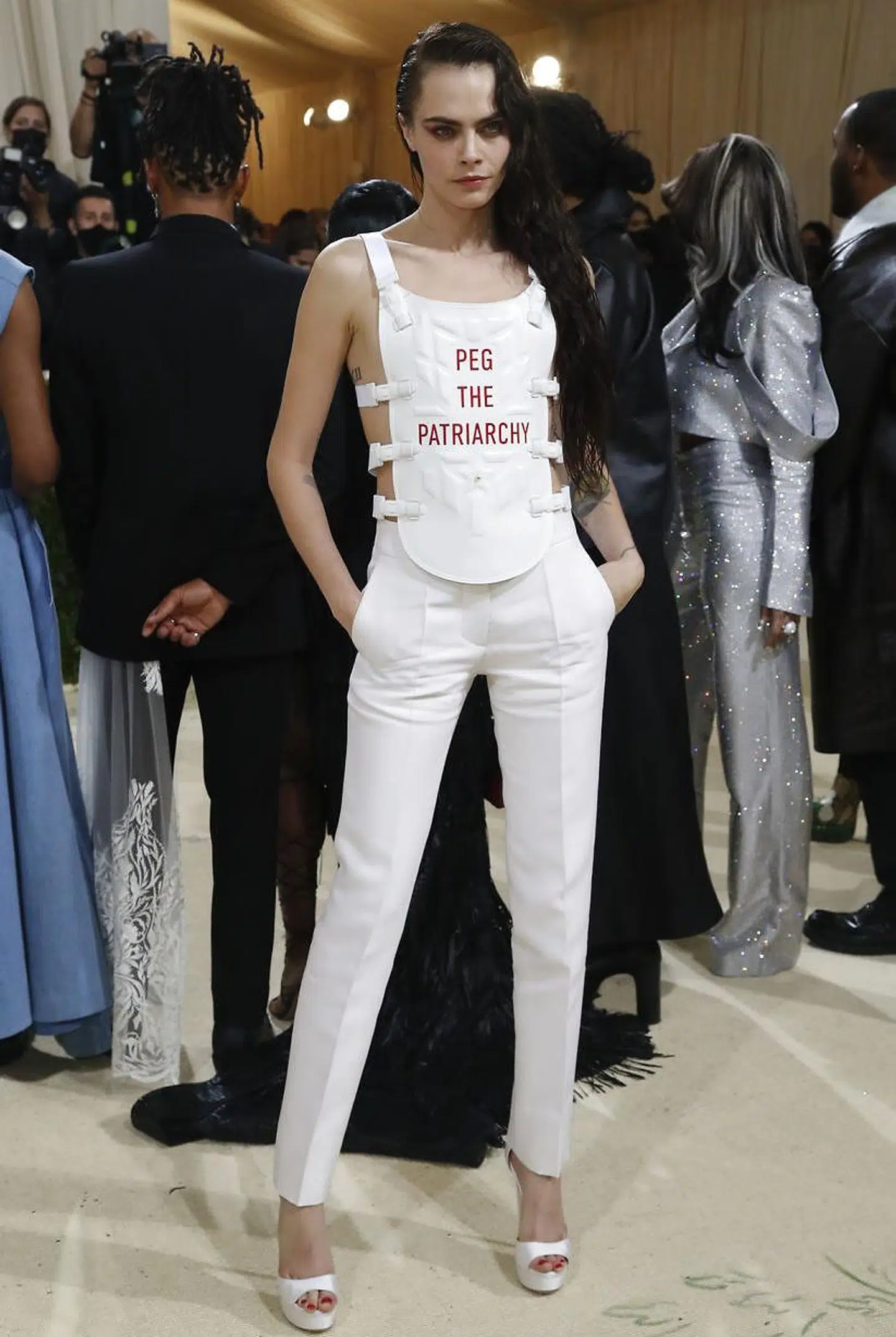 Cara Delevingne i sit provokerende outfit.