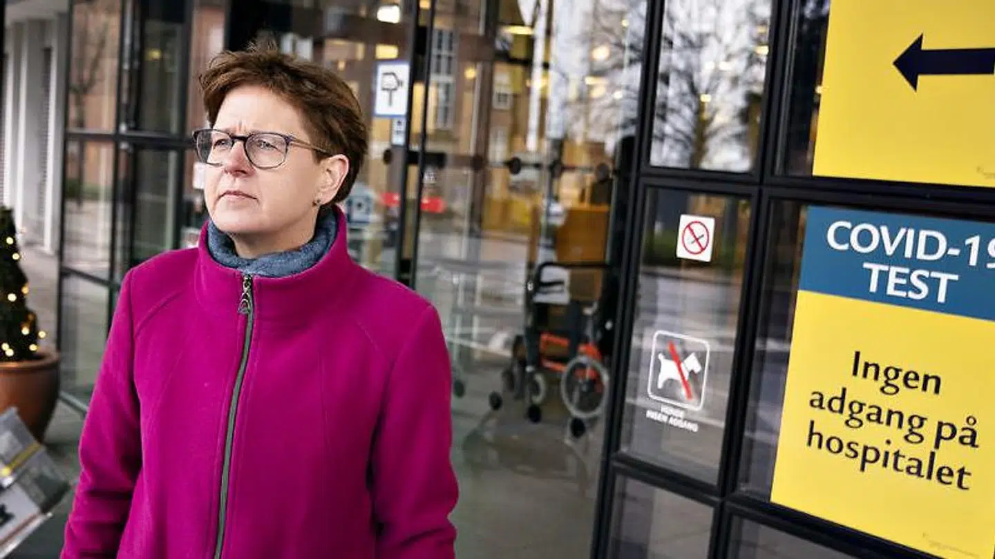 Regionrådsformand Ulla Astmann(S) fandt i marts 10 mio. kr. til etablering af helikopterlandingsplads på taget af det kommende Supersygehus - håbet var at de resterende 25 mio. kunne komme fra fonde. Her ses hun til stede ved Aalborg Universitesthospital til de første covid-vaccinationer i december 2020.