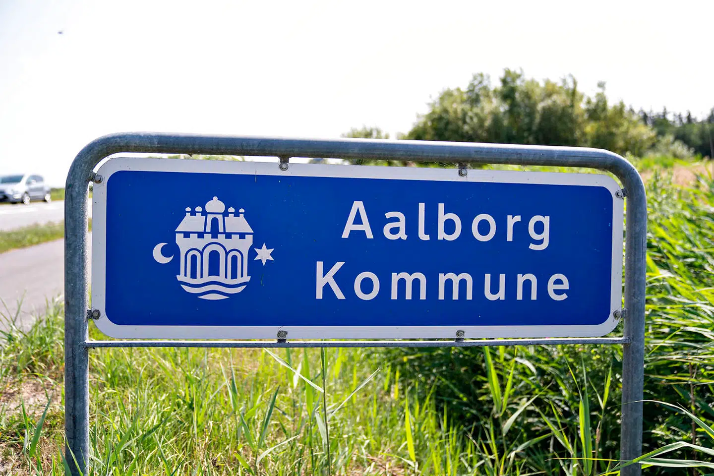 Aalborg Kommune, kommunegrænseskilt ved hovedvejen , 21. juli 2021.
