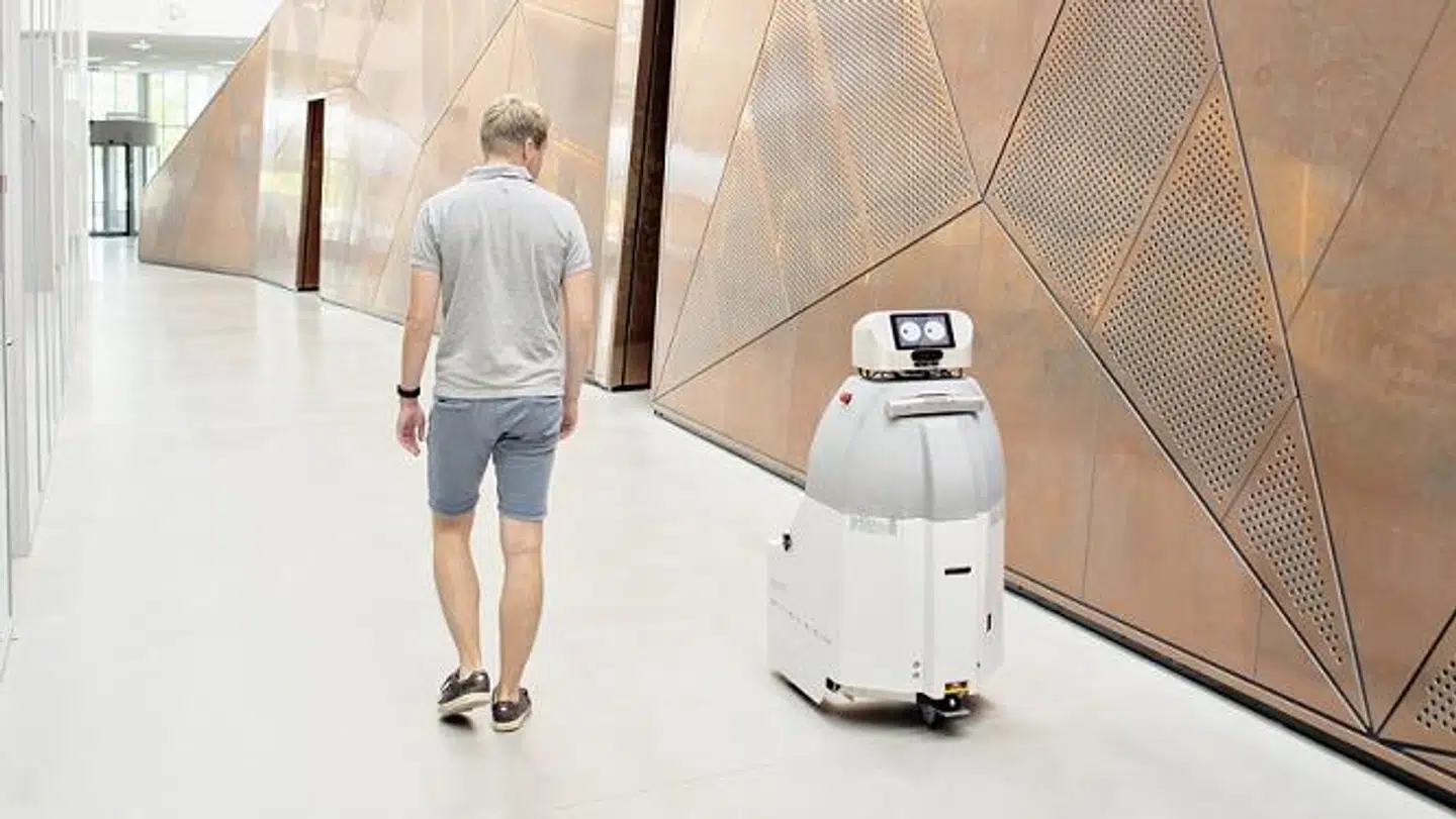 Med den nye teknologi fra Syddansk Universitet kan robotten opfatte personer i lokalet og tale til dem.