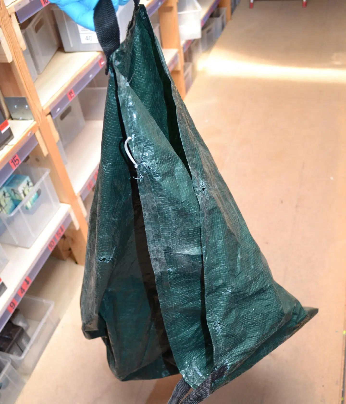 Fyns Politi fandt efter indbrudet denne grønne sæk i kraftigt plastik på gerningsstedet. Har man et bud på, hvor den er købt, bedes man kontakte Fyns Politi.