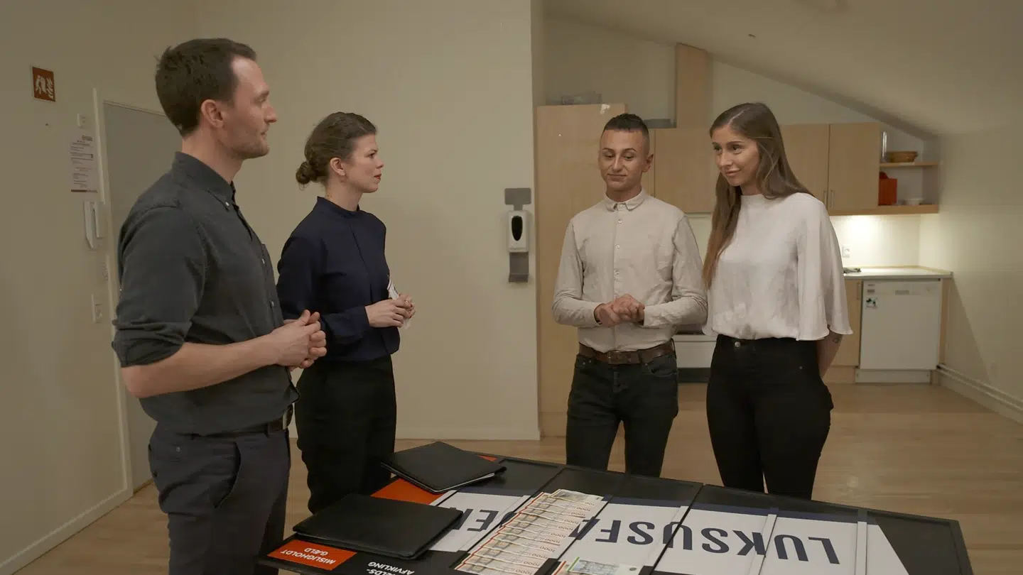 Ved regnskabstavlen står det klart, at 22-årige Salim har haft et kæmpe overforbrug, og eksperterne Louise Fredbo-Nielsen og Kenneth Hansen kæmper med at finde ind til hvorfor.