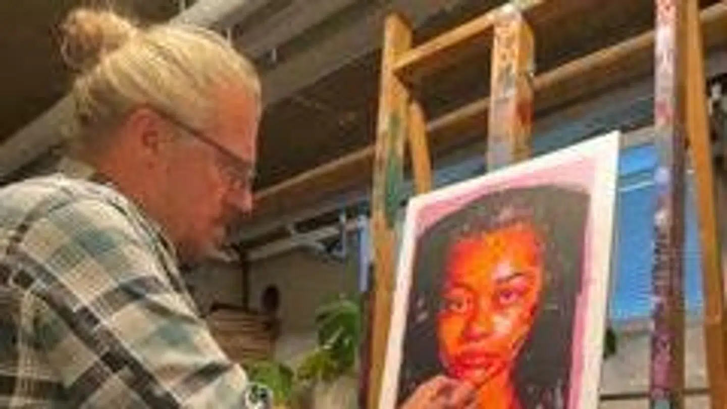 Søren Valdemar Byrial fuldt koncentreret om et af sine olieportrætmalerier.