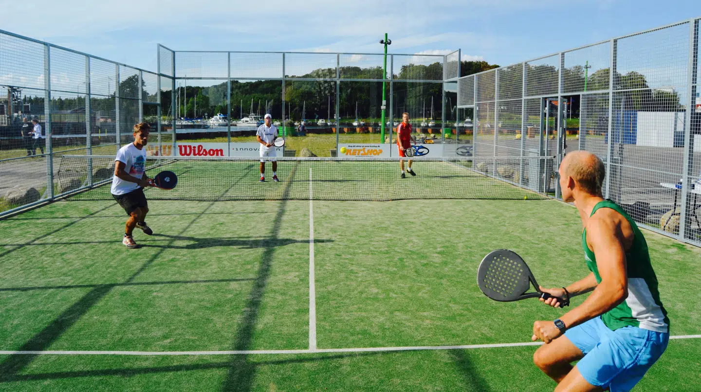 Padel betragtes som verdens hurtigst voksende sportsgren, og er på rekordtid også blevet en populær sportsgren i Danmark.