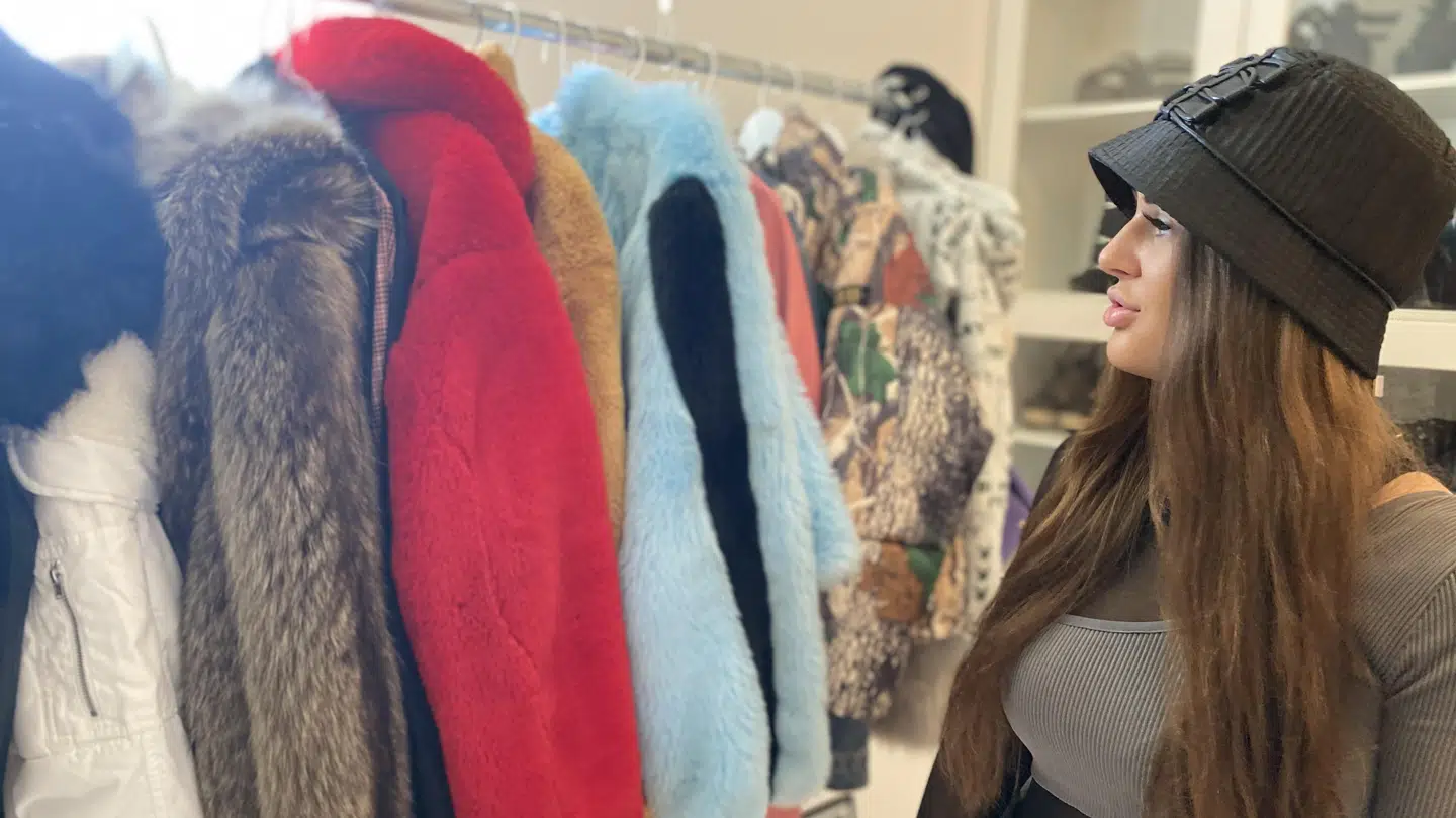 I Lærke Bodilsens walk-in-closet hænger en hel bøjlestang med sponsorerede jakker. Lige klar til til en bytur.