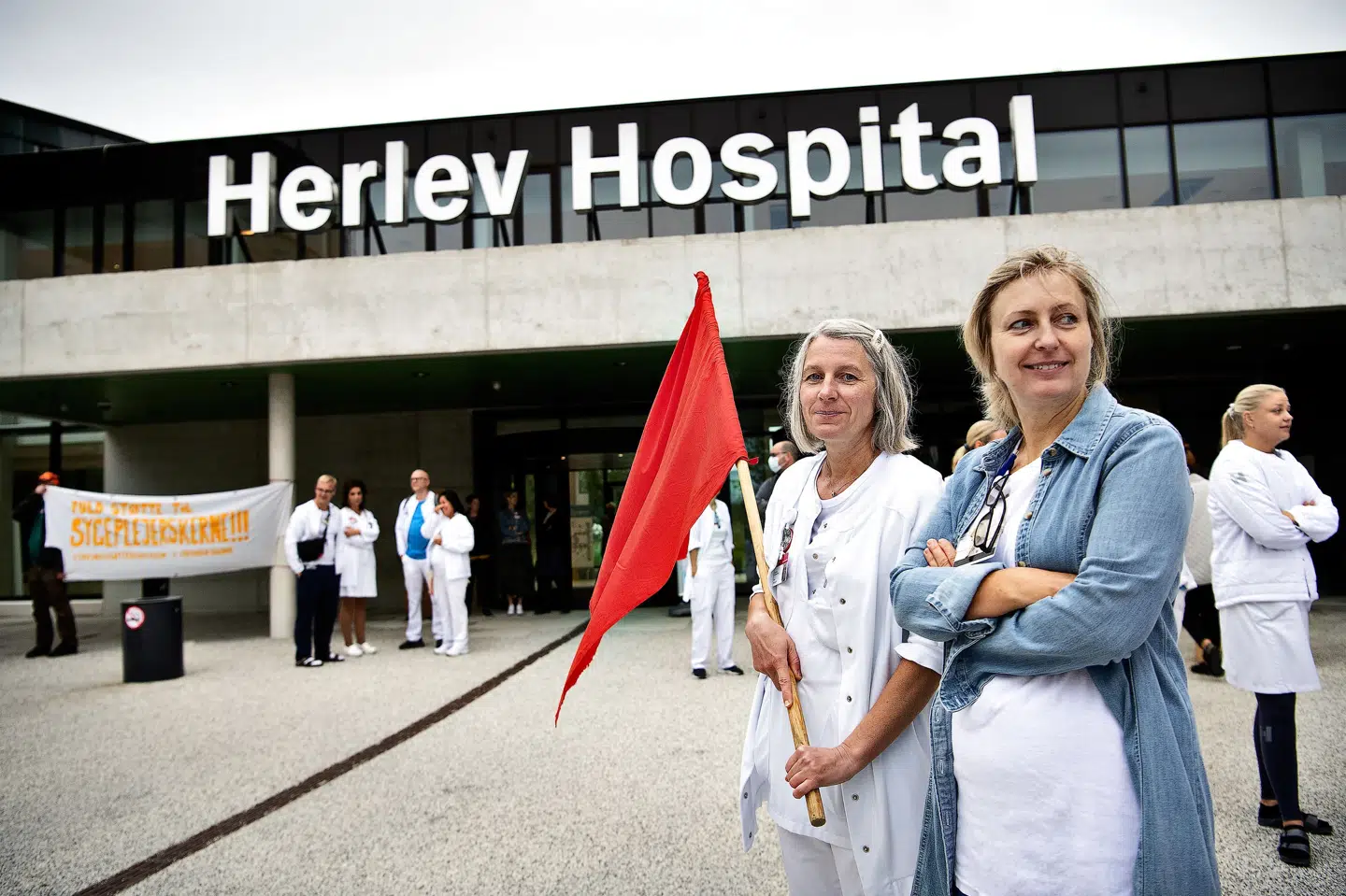 Tirsdag morgen nedlagde flere sygeplejersker på Herlev Hospital arbejdet for en time. Her ses et billede fra mandagens protest samme sted.
