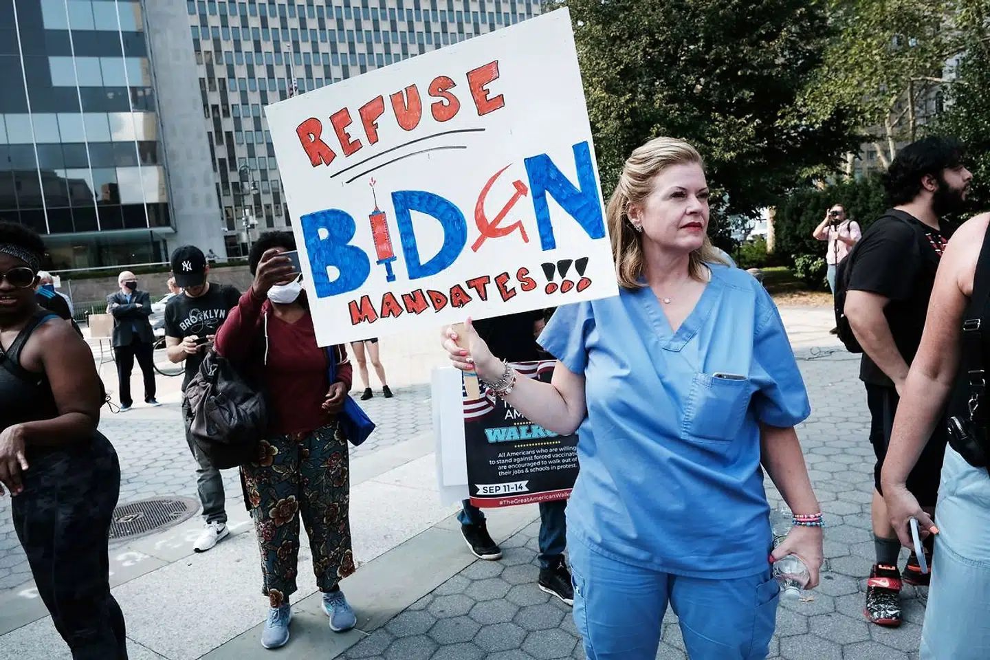 Sundhedsansatte og andre offentlige ansatte protesterer mod Bidens krav om vacciner.