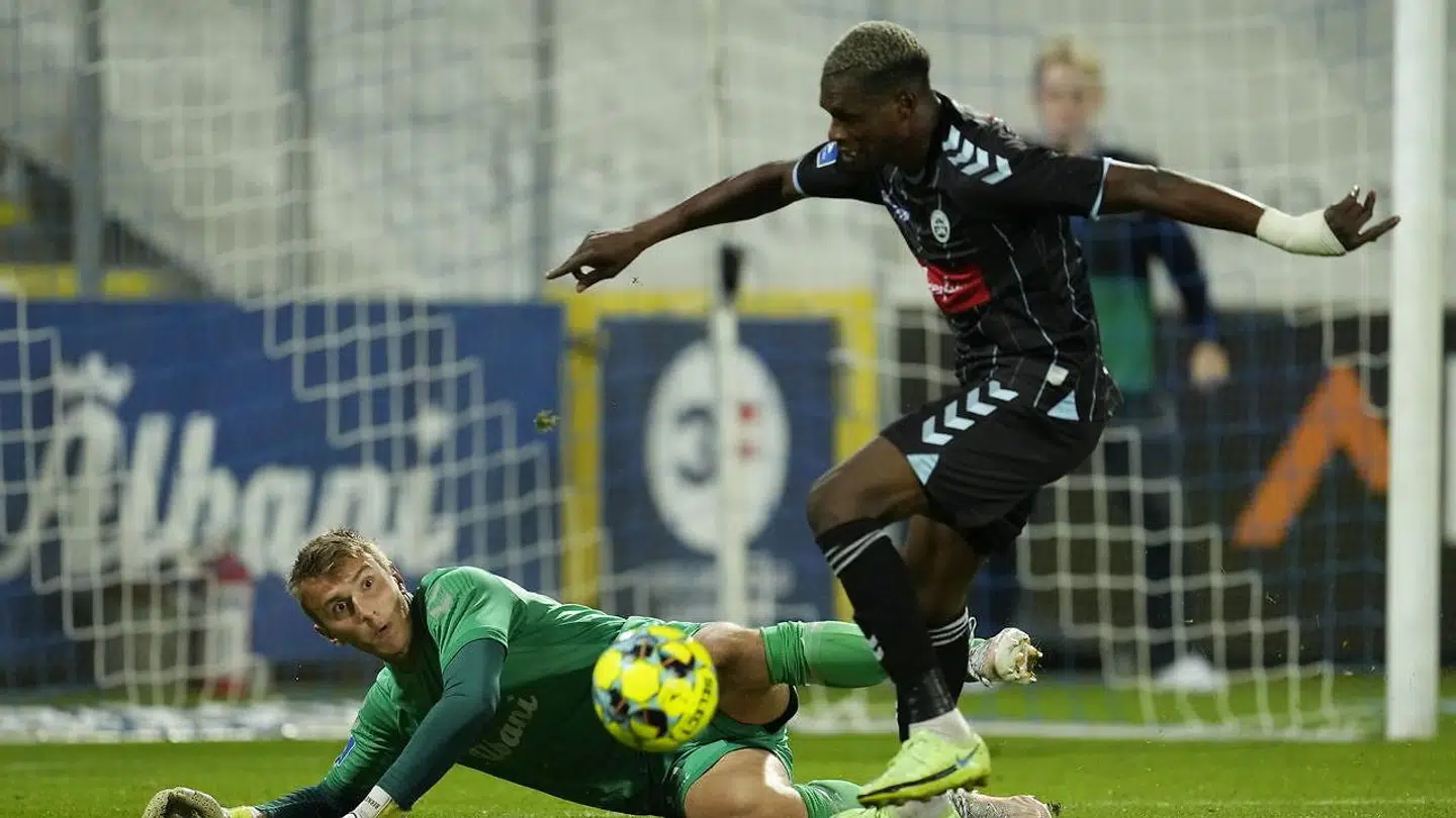 Hans Christian Bernat leverede flere kampafgørende redninger mod Sønderjyske. OB vandt 2-1 på hjemmebane.