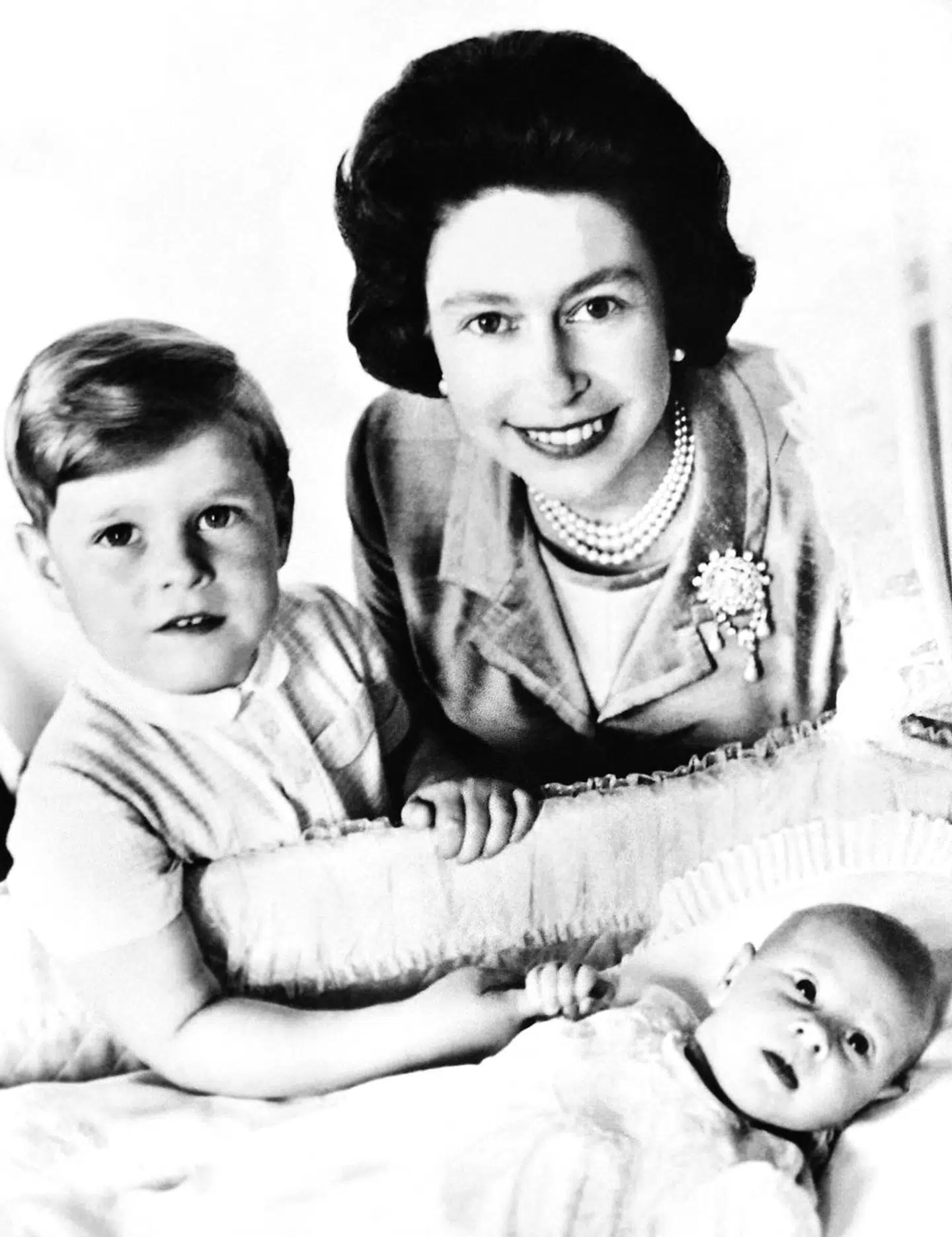 Dronning Elizabeth ses her med sine to yngste sønner, da de var små. Prins Andrew (tv) og prins Edward (th).