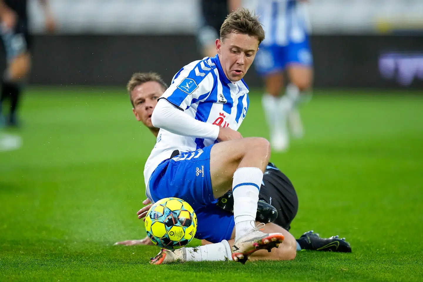 OBs Mads Frøkjær-Jensen (29) tager bolden til sig under 3F Superliga-kampen mellem OB og SønderjyskE på Nature Energy Park i Odense mandag den 13. september 2021. (Foto: Frank Cilius/Ritzau Scanpix)