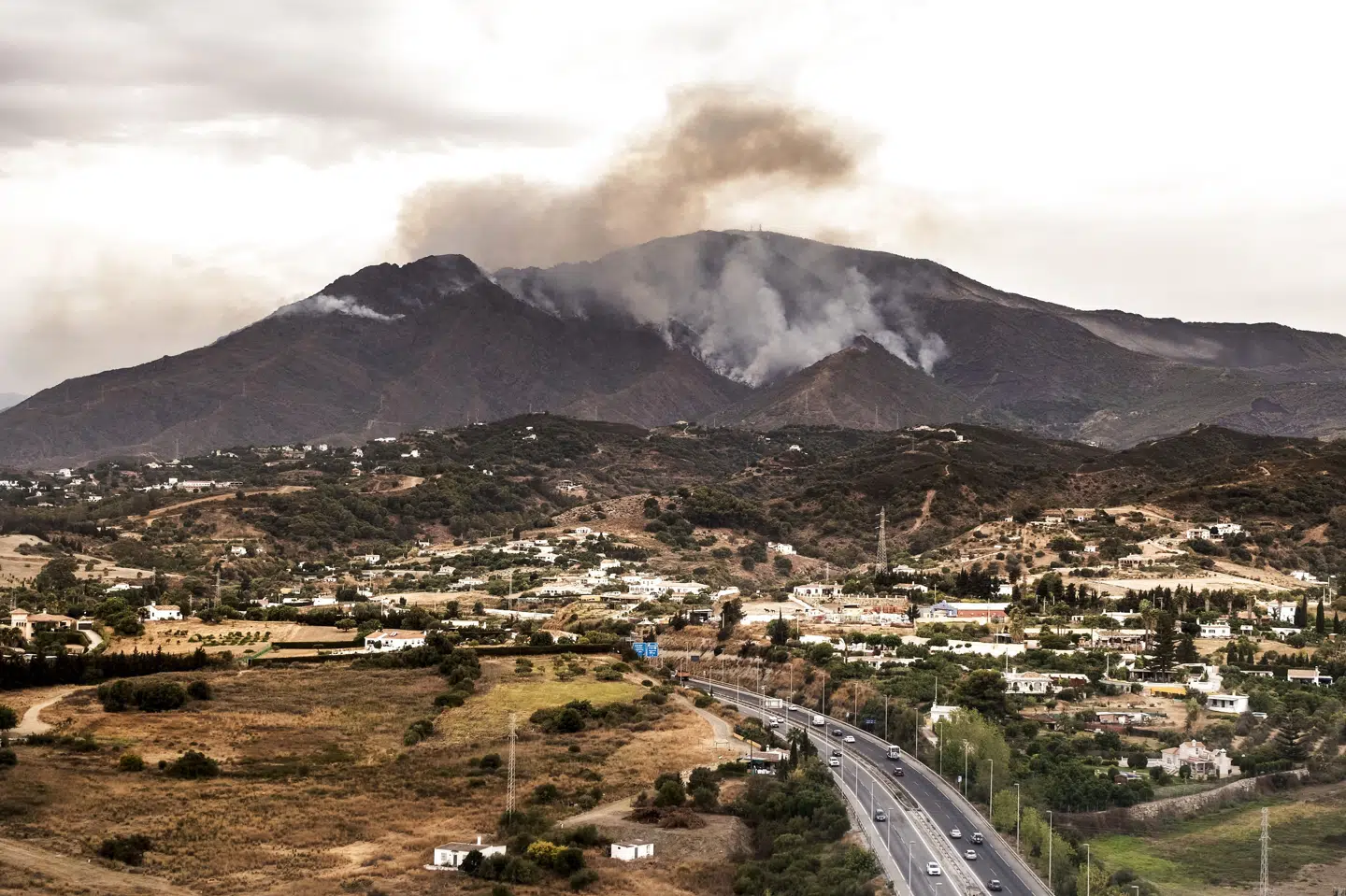 Skovband i bjergene i Malaga provinsen i det sydlige Spanien mandag. Efter en indsats over seks dage er der omsider tegn på, at nogle af tusindvis af evakuerede kan begynde at vende tilbage til deres hjem. Pedro Armestre/Ritzau Scanpix
