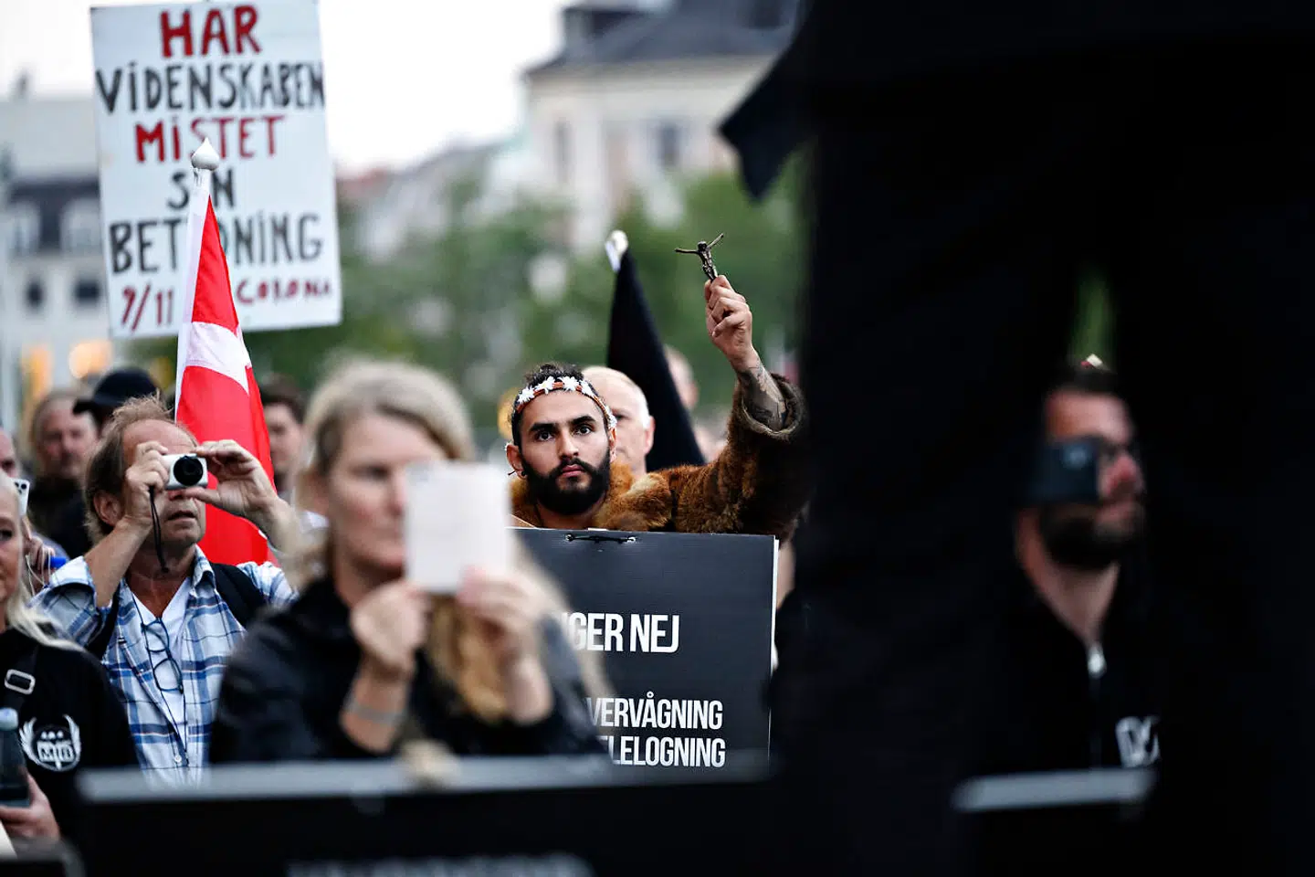 Men in Black afholder demonstration under overskriften 'Frihedsdemonstration - 20 år med Frygt, Kontrol & Masseovervågning' og går på en rute med start og slut på Christiansborg Slotsplads i København, lørdag d. 11. september 2021.. (Foto: Philip Davali/Ritzau Scanpix)