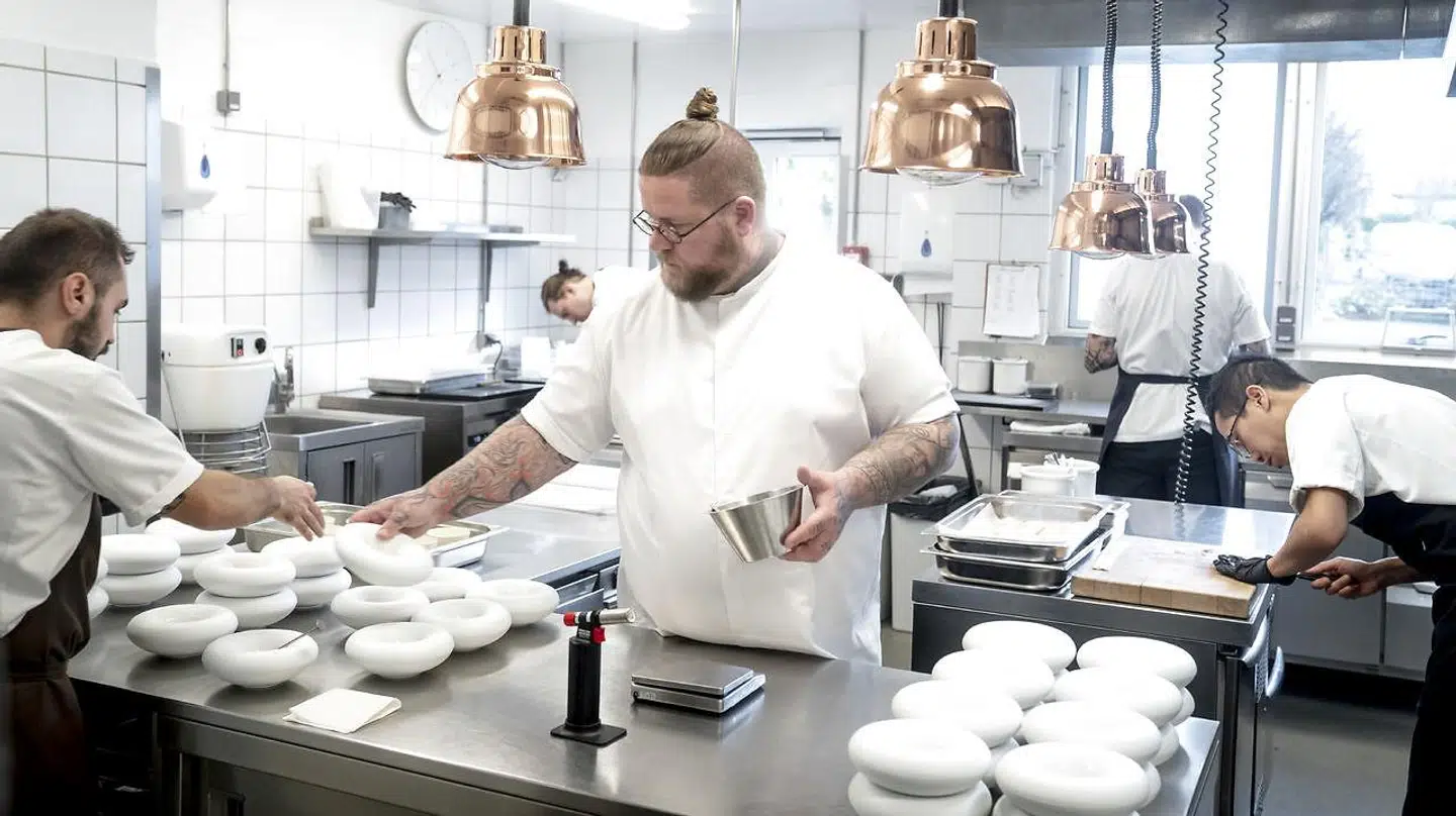 Mandag aften bliver der uddelt dette års Michelin-stjerner. Der er flere restauranter, der ligger lunt i svinget til at få en eller flere stjerner. En af dem er restaurant Jordnær i Gentofte.