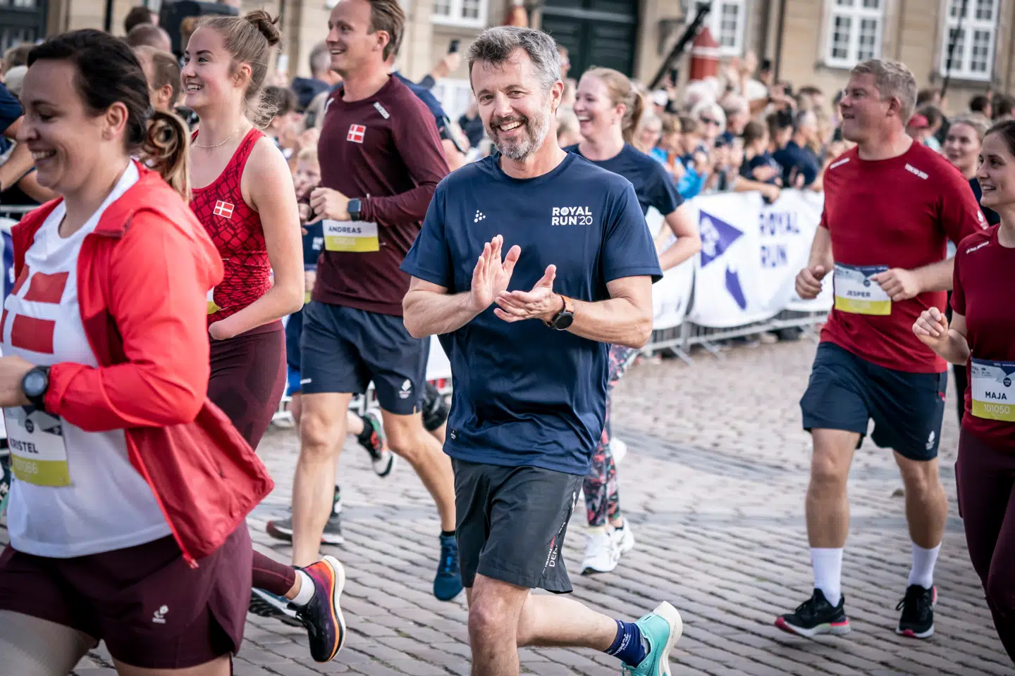 Kronprins Frederik stod ikke kun på løbehjul ved Royal Run. Han startede med at løbe en mil i Sønderborg, dernæst samme distance i Odense, før han nåede til København, hvor han løb to gange. Først æresrunden med hjemvendte OL- og PL-atleter, som ses her. Dernæst 10 kilometer-ruten rundt i hovedstaden, hvilken han klarede i tiden 48 minutter og 51 sekunder.