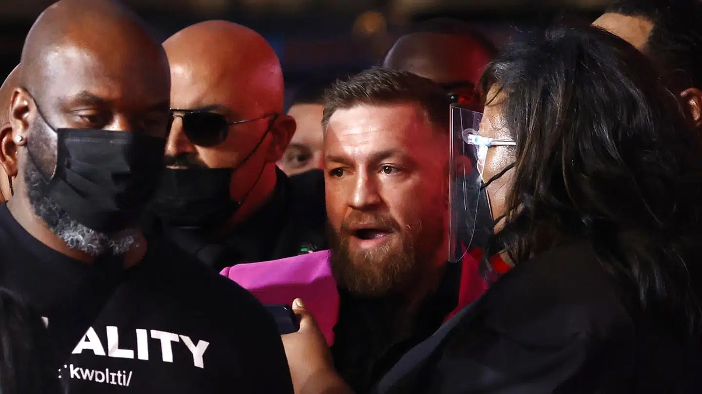 McGregor stoppet af sikkerhedspersonale.