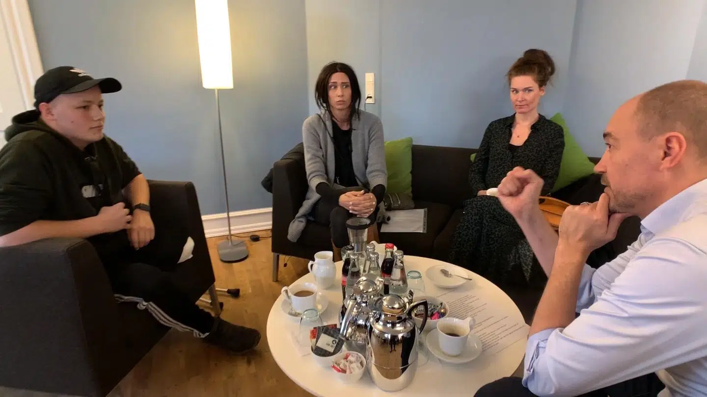 Rasmus Machon Davison var sammen med to andre piger, der havde oplevet svigt i sundhedssystemet, på besøg hos sundhedsminister Magnus Heunicke (S) i december sidste år. Her lovede Magnus Heunicke at se nærmere på, om noget kunne gøres bedre. Foto: Kasper Riising.