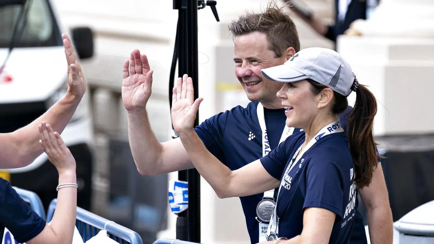 Kronprinsesse Mary gav high fives ved målstregen (Foto: Henning Bagger/Ritzau Scanpix)
