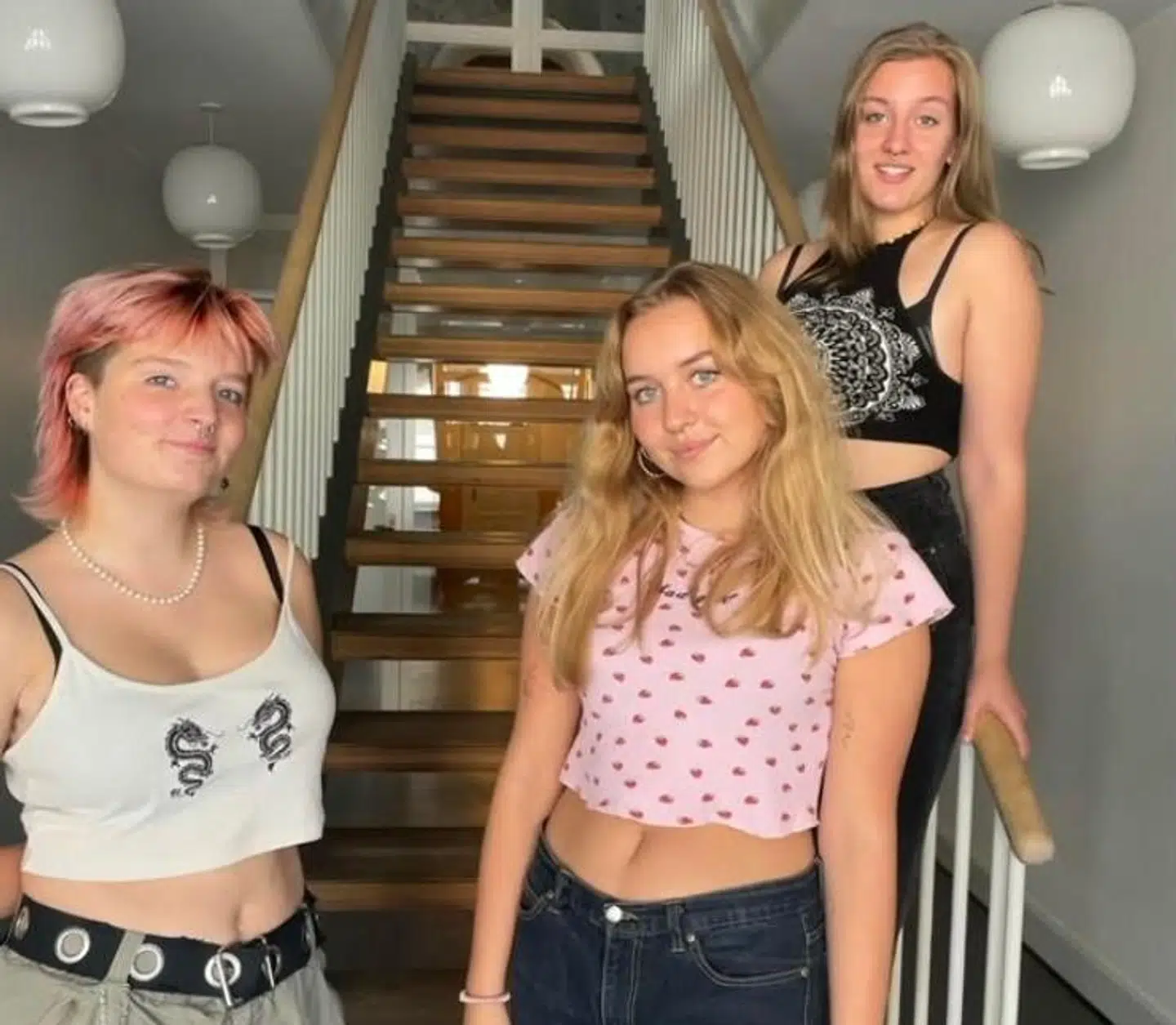 Edith Vels står til højre på billedet med to andre arrangører bag croptop-demonstrationen på Aarhus Katedralskole.
