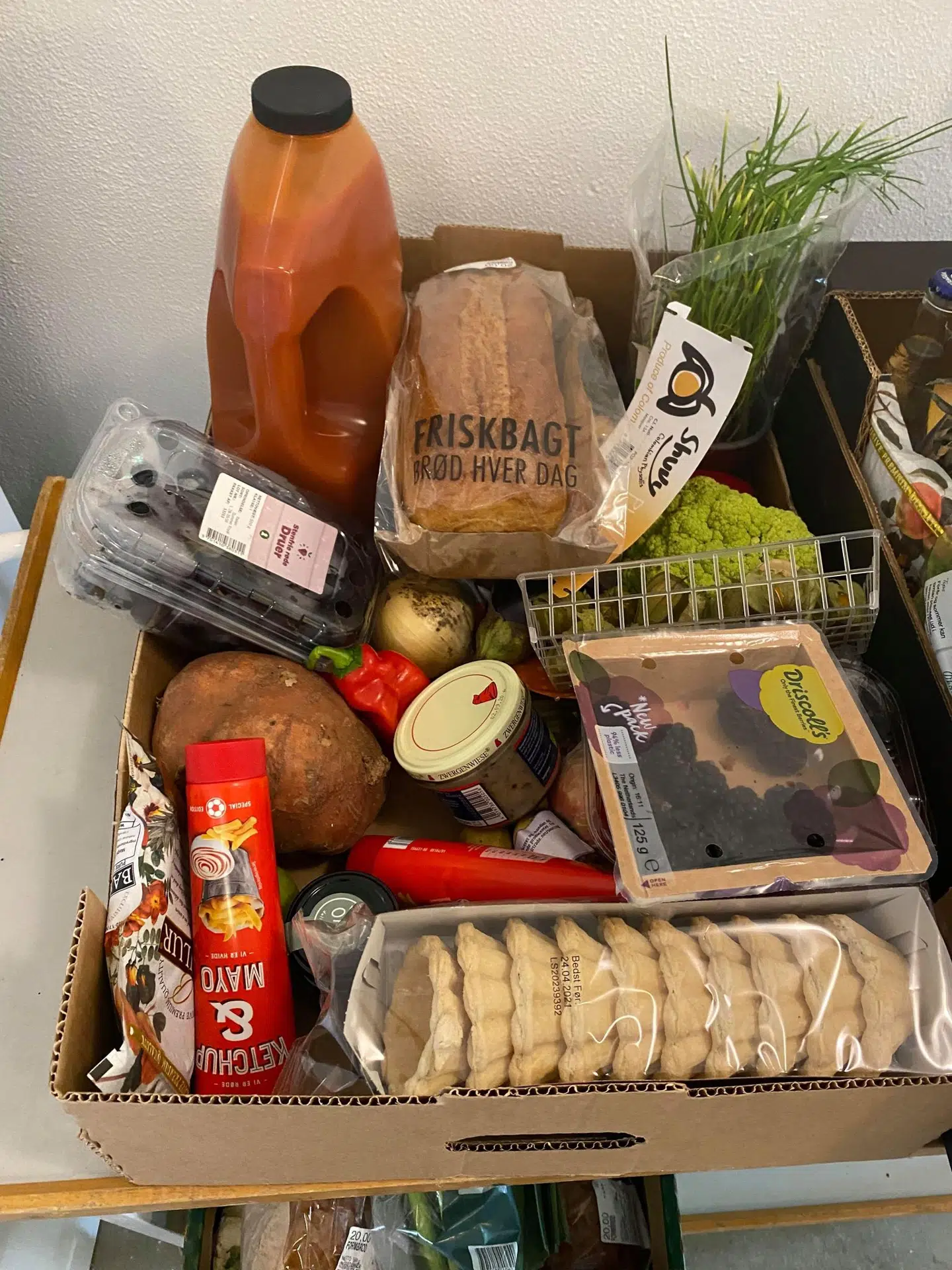 Sådan ser en af madkasserne ud. Der er blandede overskudsvarer fra supermarkedet.