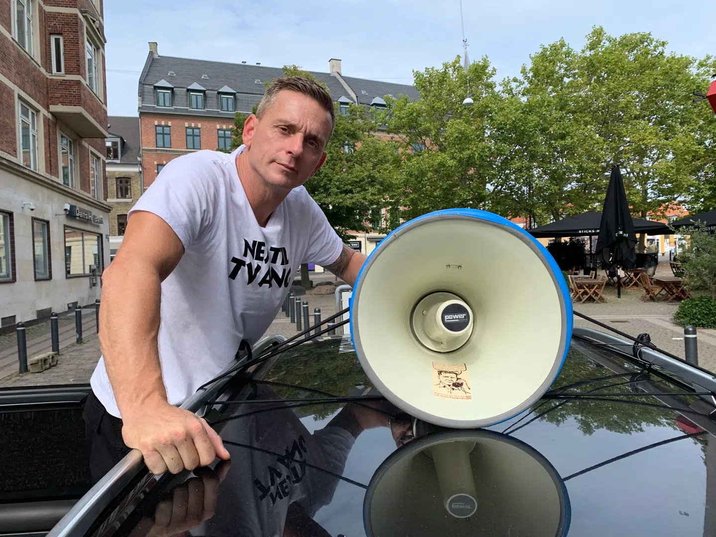 43-årige Viktor Bodin har spændt en megafon fast på sin bil, som han kalder »demofonen«. I den kører han rundtog spreder budskabet: 'Nej tak til vaccinen'.