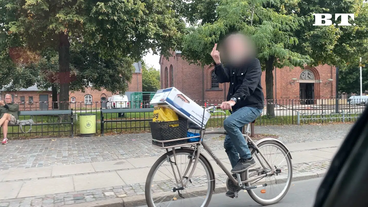 En ældre mand giver Viktor Bodin fingeren på Amagerbrogade.