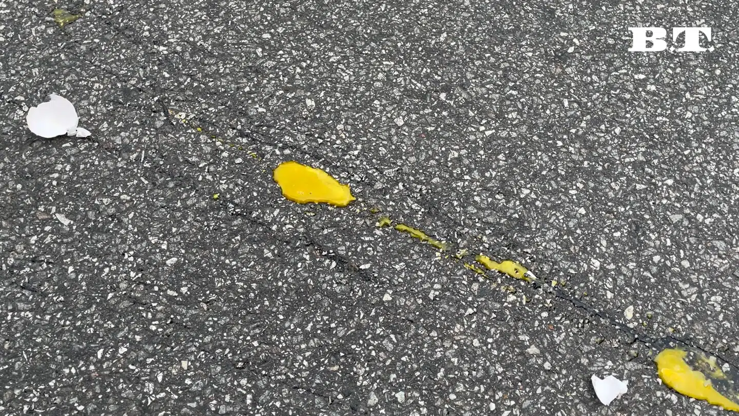 Et æg bliver kastet mod Viktor Bodins bil, mens B.T. er med ham ude at køre.