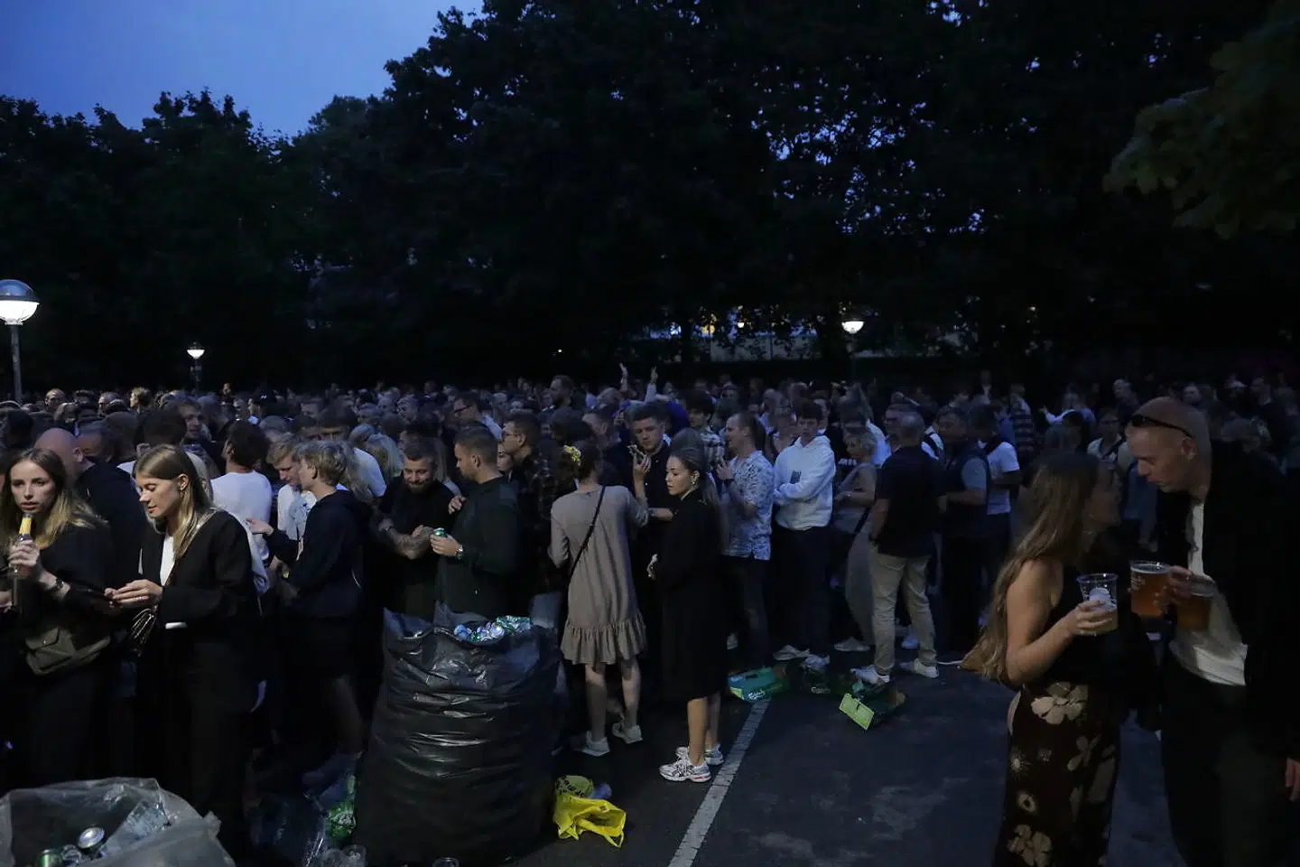 Publikum udenfor Parken inden det danske band The Minds of 99 giver koncert i Parken lørdag den 11. september 2021. Den største koncert i Europa, siden coronaen lukkede verden ned i foråret 2020.