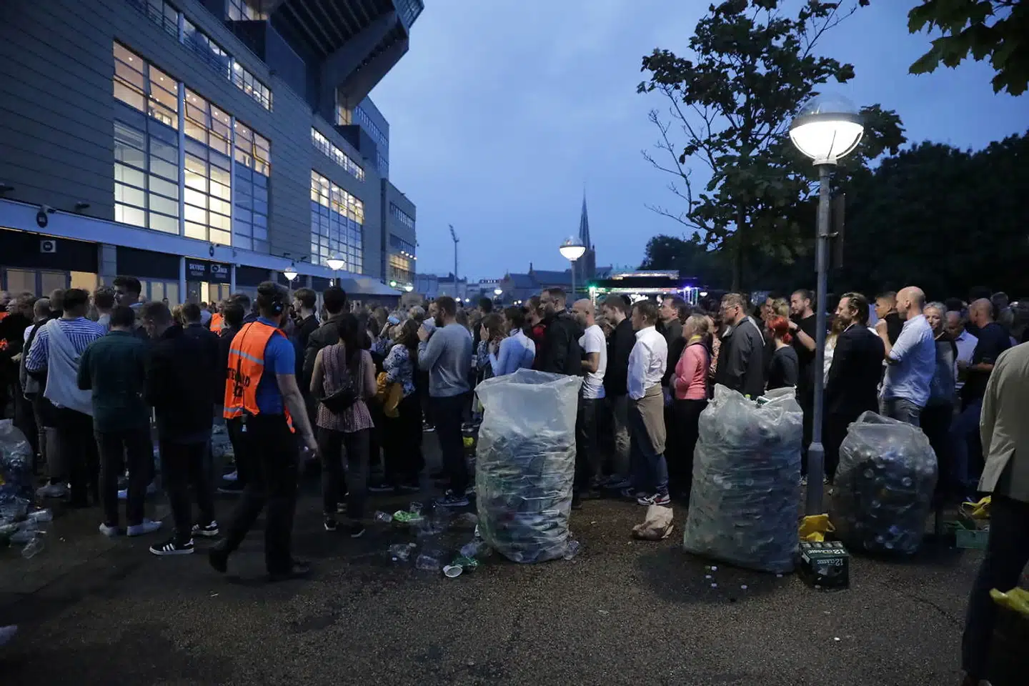 Man burde have være bedre forberedt, når så mange mennesker skal ind ad dørene, lyder en del af kritikken, da The Minds of 99 gav koncert i Parken lørdag aften.