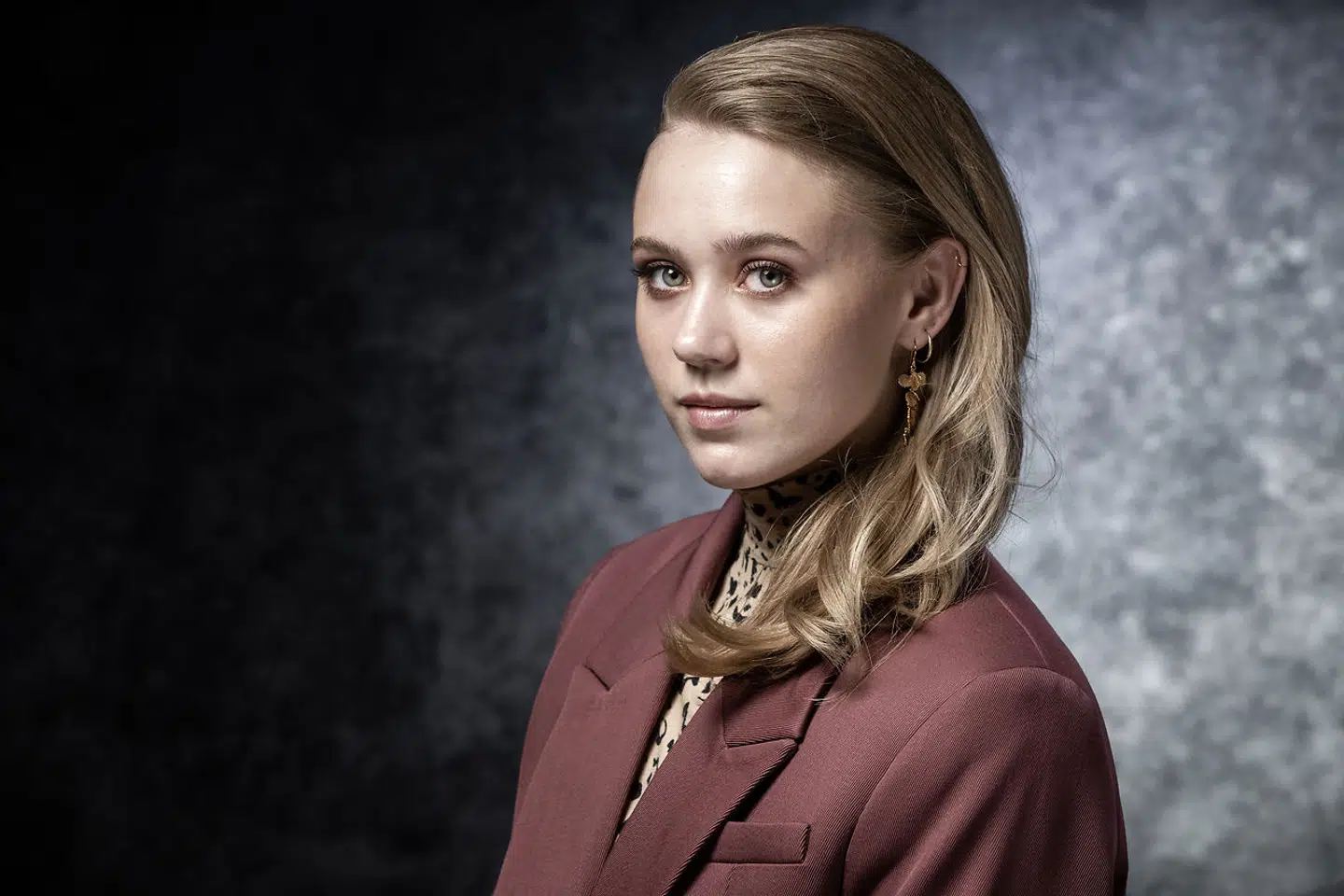 Fra den norske kultserie Skam optræder skuespillerinden Josefine Frida Pettersen som den blonde hovedkarakter Noora.