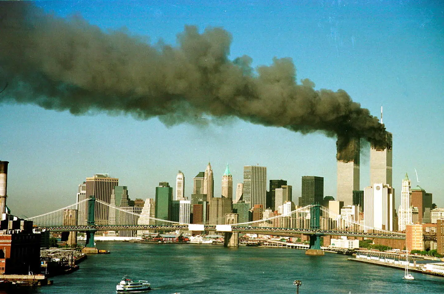 To røgsøjler flettes sammen til en fra World Trade Center.