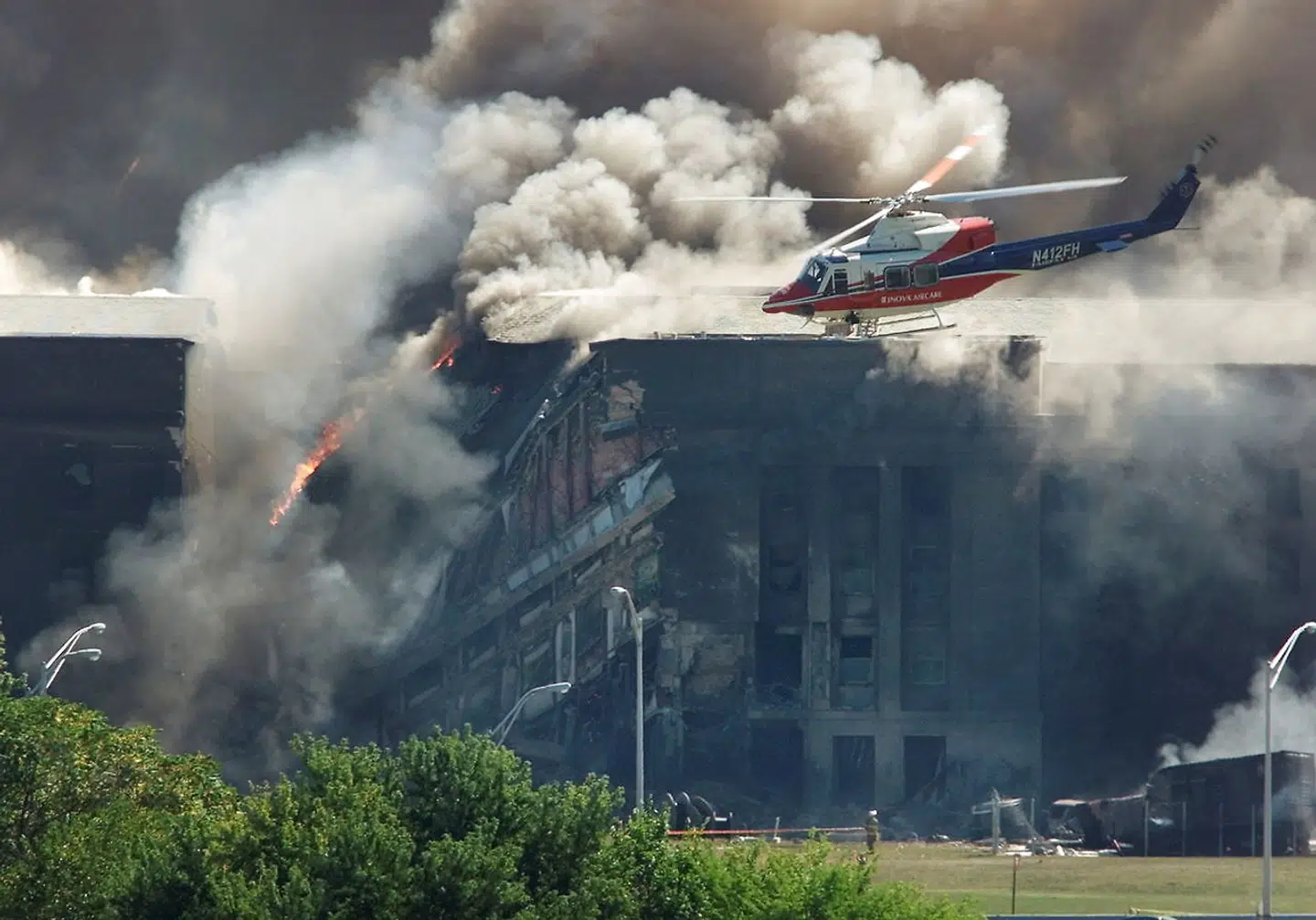 En redningshelikopter foran Pentagon.