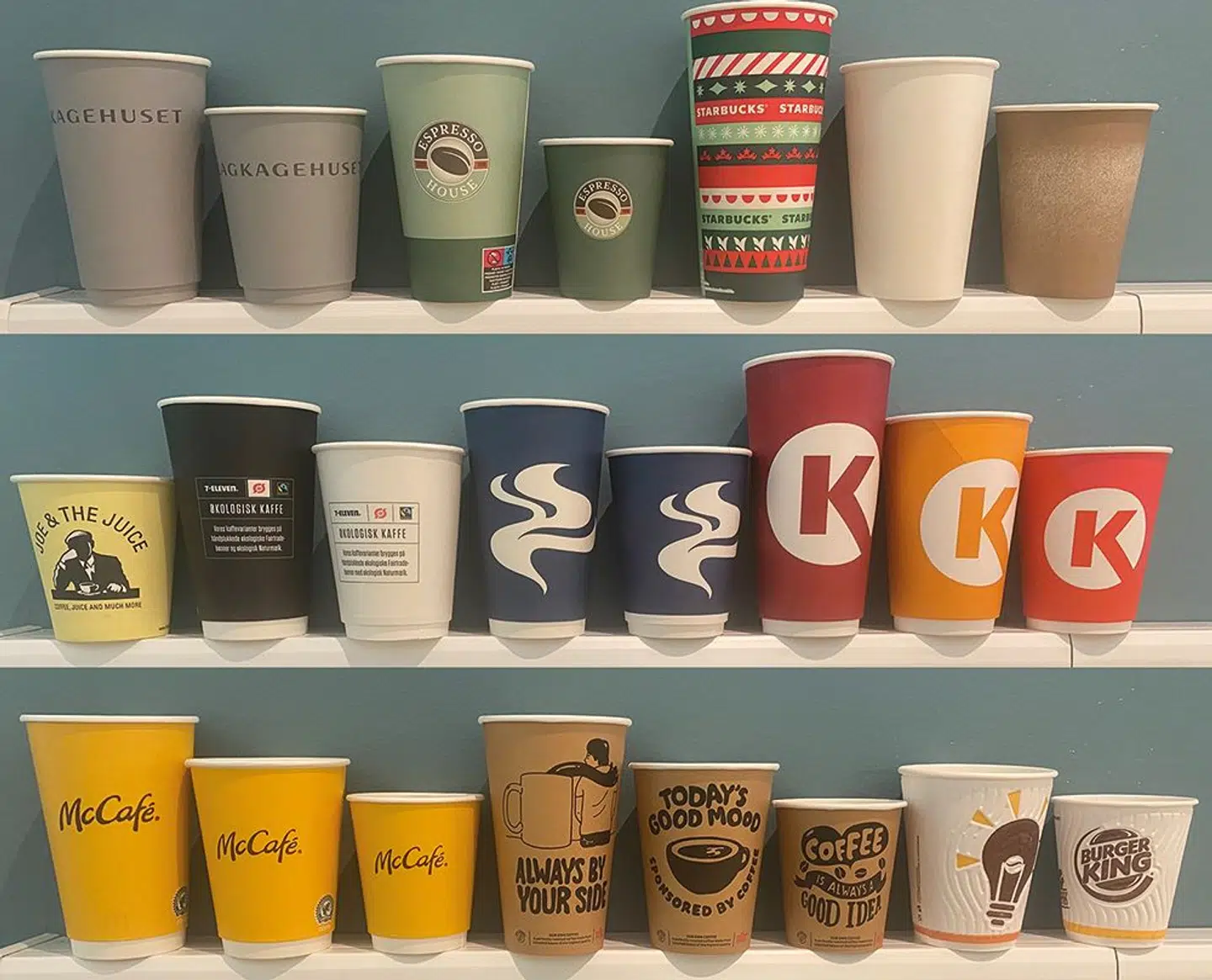 B.T. har indsamlet kaffekopper fra burgerkæder, kaffebarer, tankstationer, Joe & The Juice, 7-Eleven og Lagkagehuset, der alle sælger sort kaffe.