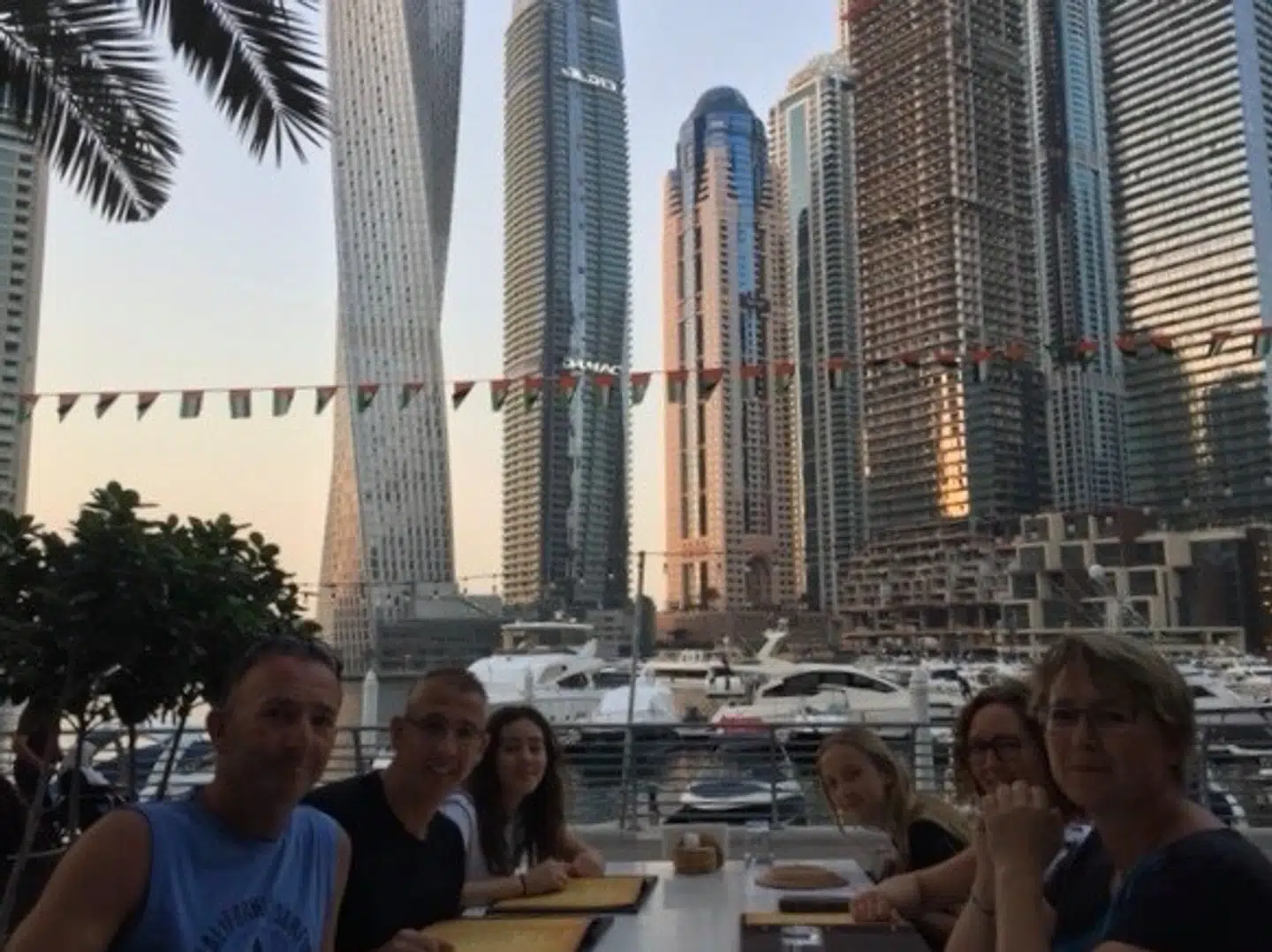 Stine Gajda, ægtemand, datter og venner under deres uges ferie i Dubai.