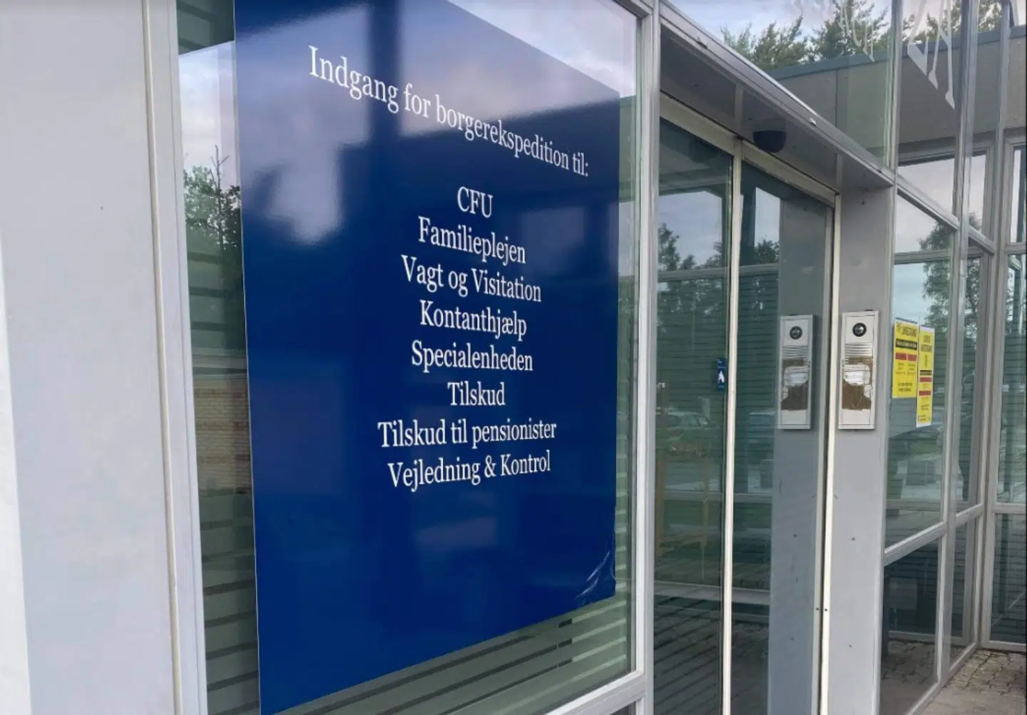 Der sidder vagter lige inden for døren i afdelingen i Egeparken, så de kommunalt ansatte kan føle sig trygge på jobbet. Ind imellem sker det, at borgere kan være både højtråbende og truende, hvis de eksempelvis har fået frataget kontanthjælp eller andre sociale ydelser. Foto: Jens Anton Havskov