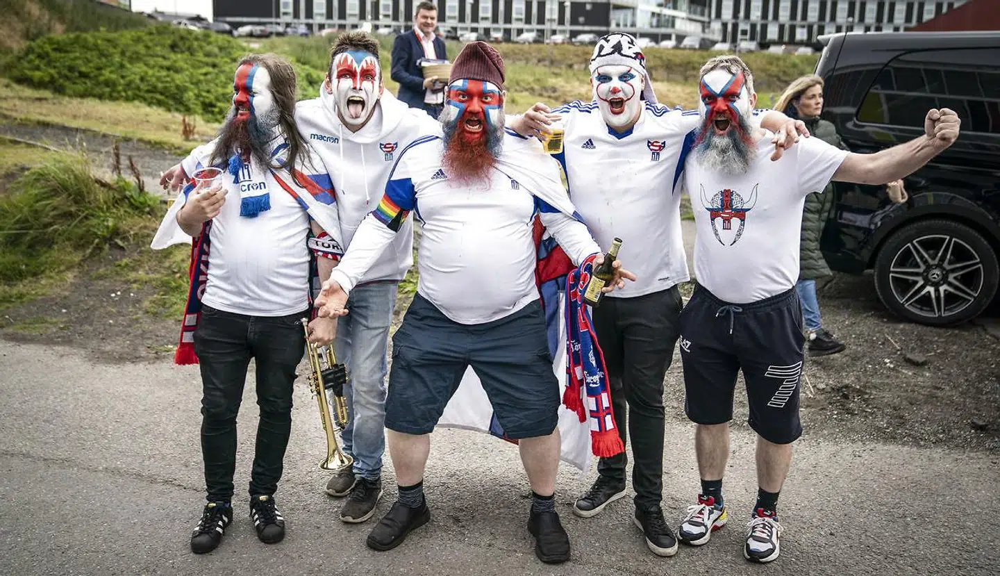 Et par festlige færøske fans før VM-kvalifikationskampen mod Danmark