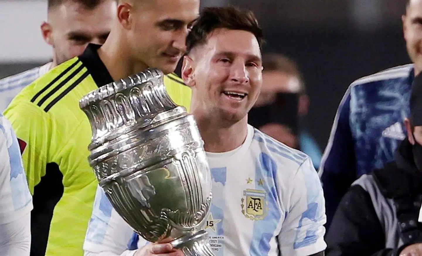 En tårevæddet Messi med Copa America-trofæet.